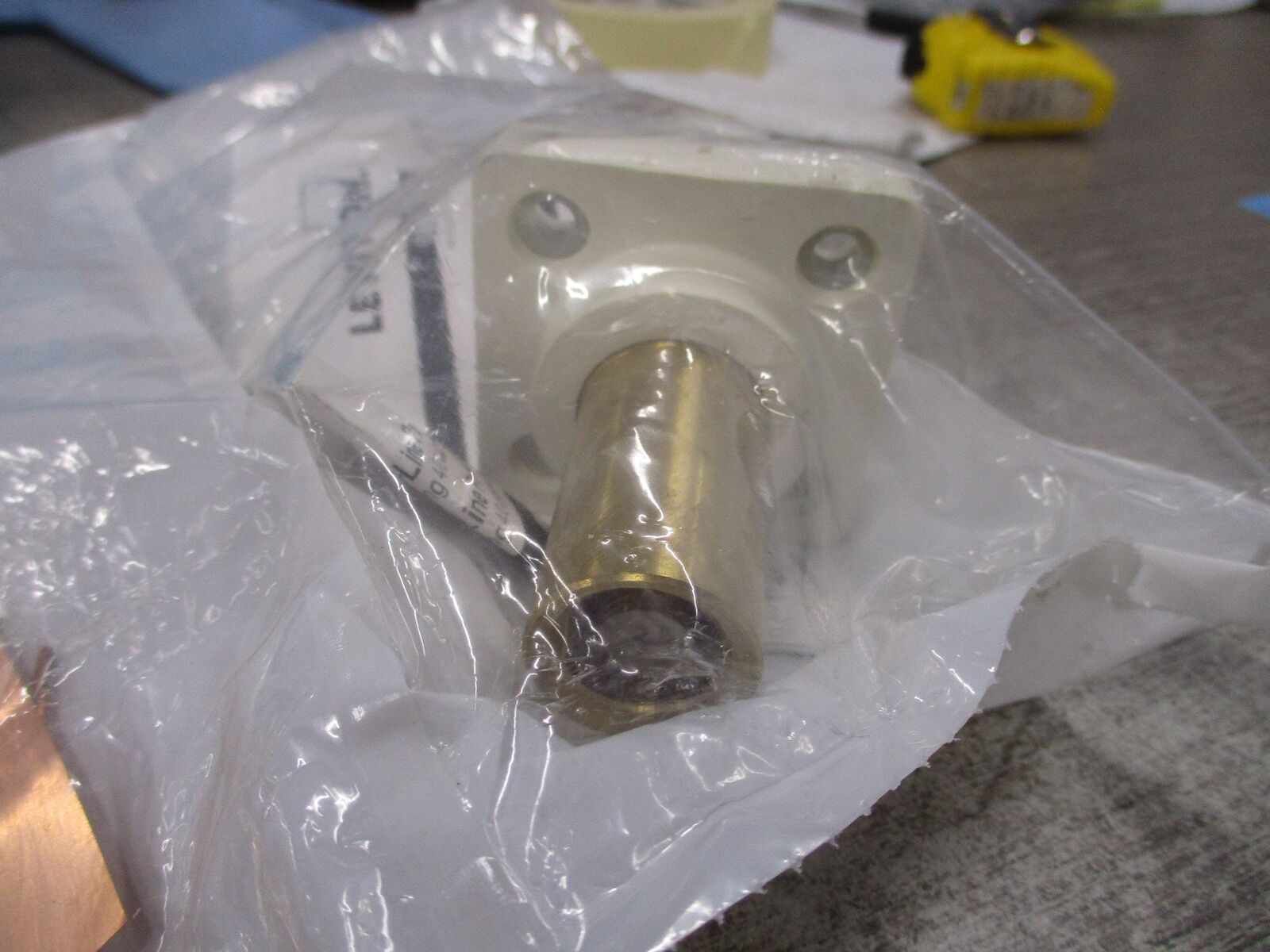 Leviton rhino-hide Male Panel Receptacle 242-16R21-UW 400A 600V New Surplus