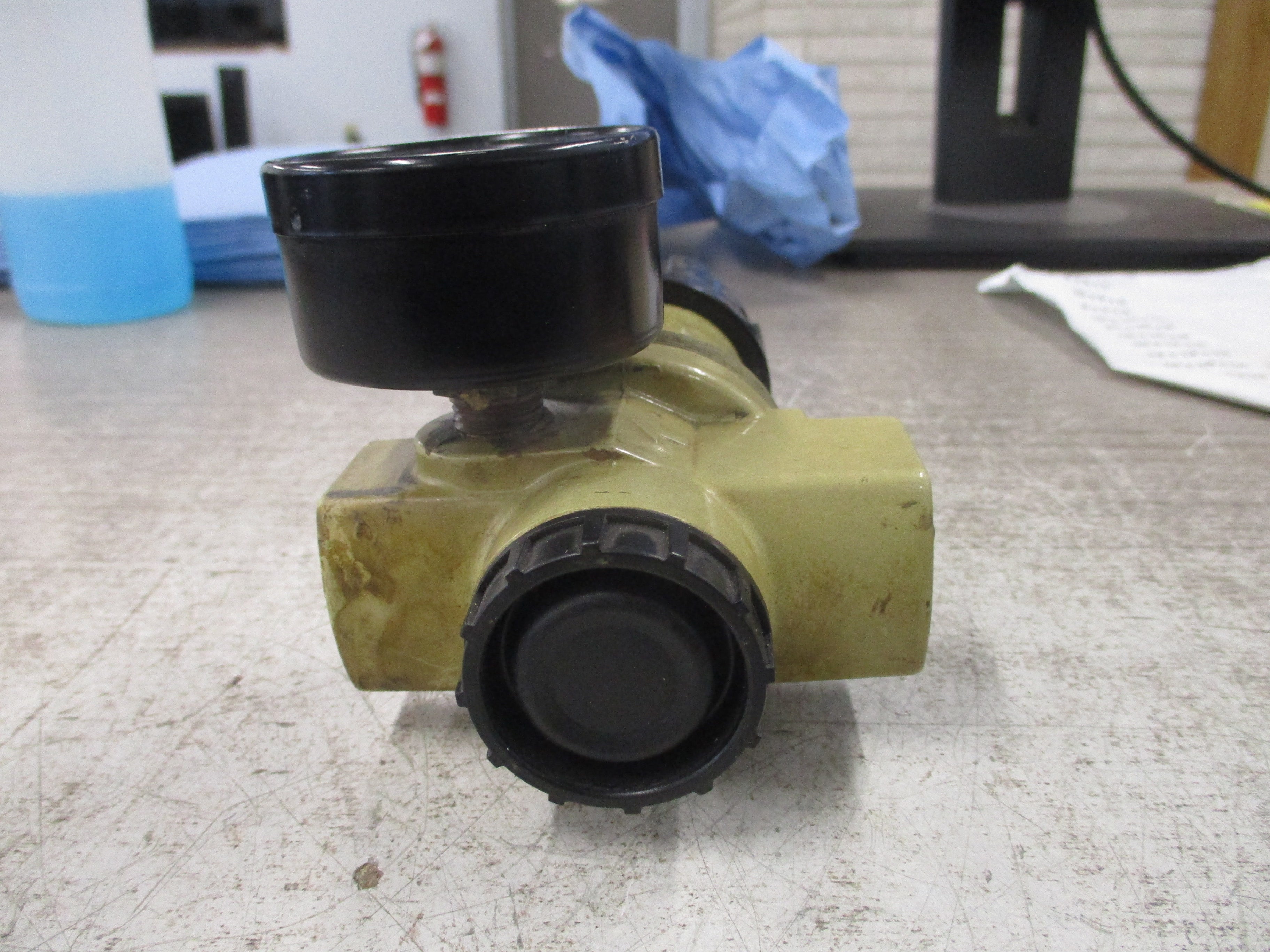 Norgren Regulator R12-600-RGLA Inlet: 300 PSIG Outlet: 125 PSIG *Cracked Gauge*
