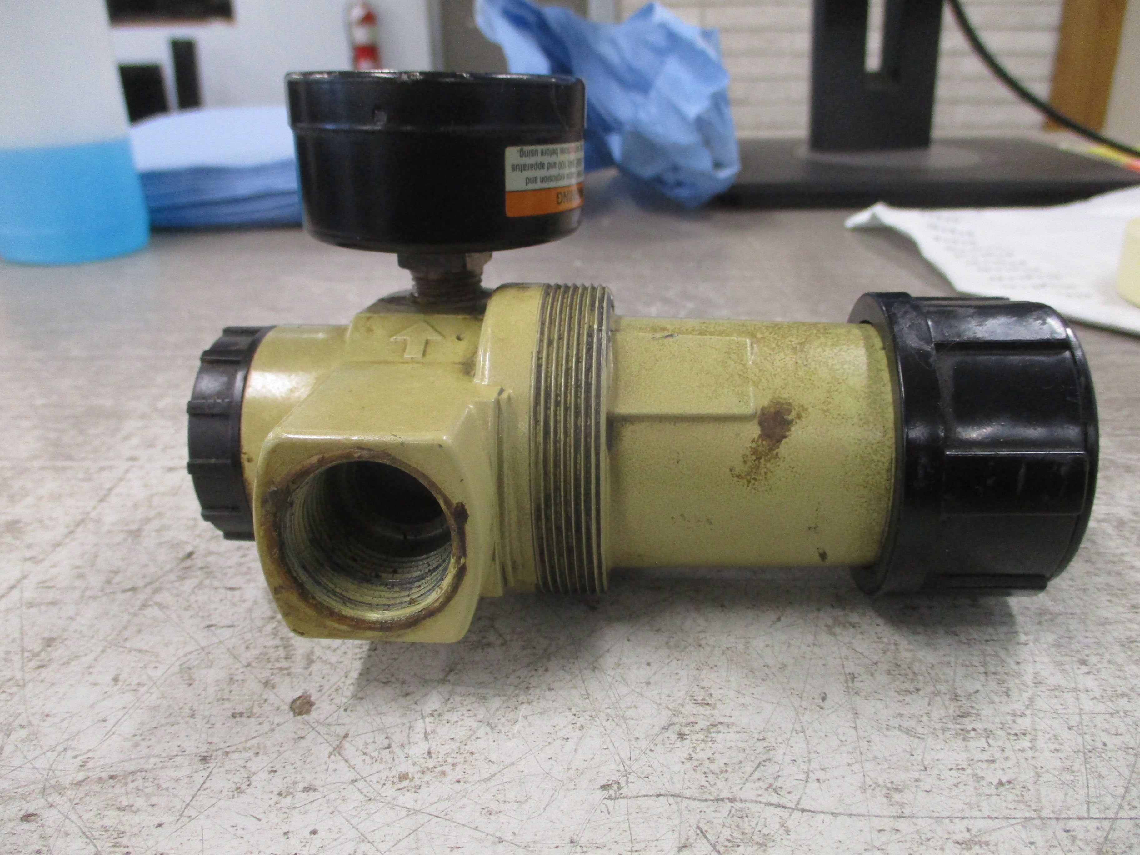 Norgren Regulator R12-600-RGLA Inlet: 300 PSIG Outlet: 125 PSIG *Cracked Gauge*