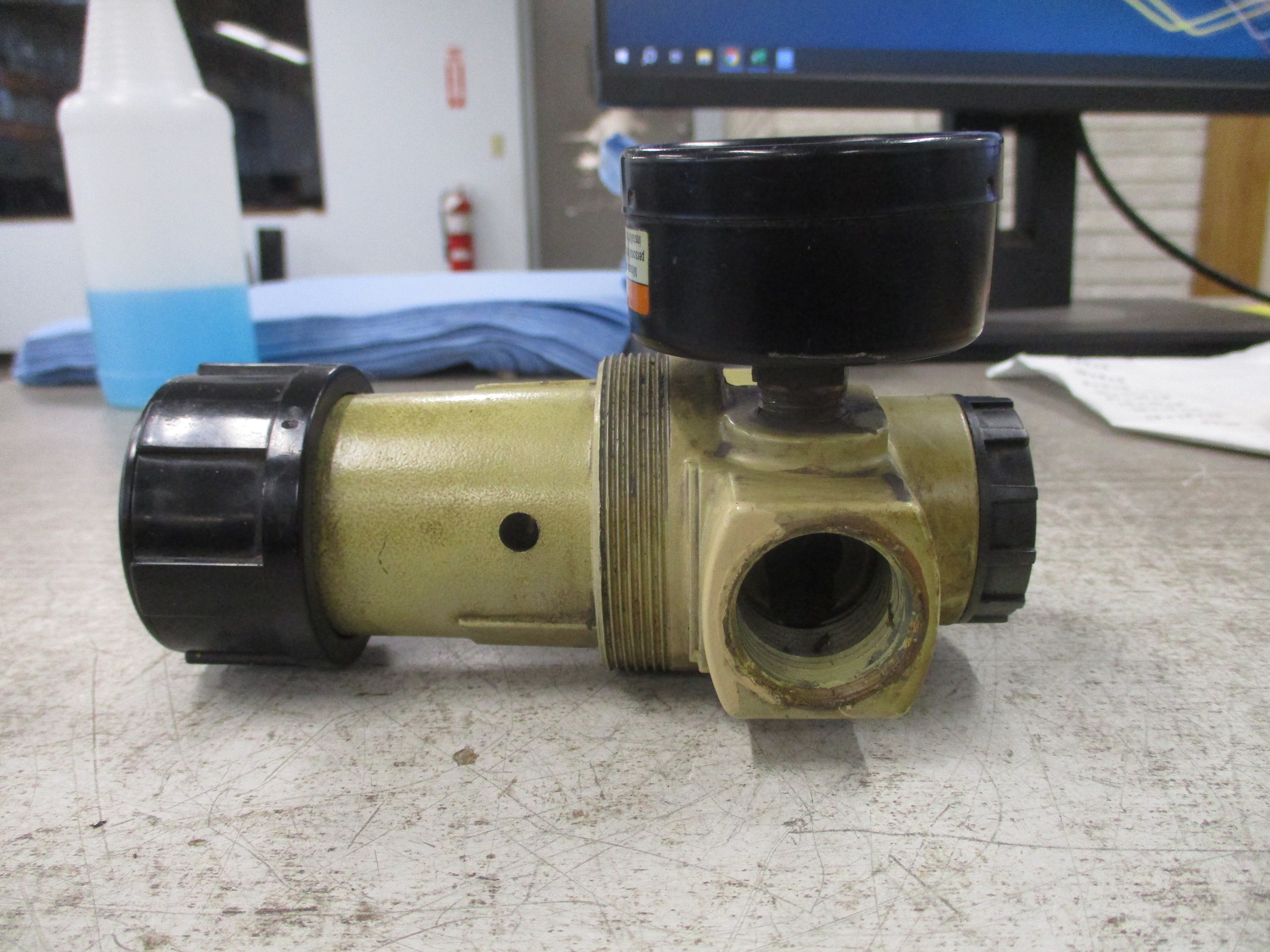 Norgren Regulator R12-600-RGLA Inlet: 300 PSIG Outlet: 125 PSIG *Cracked Gauge*