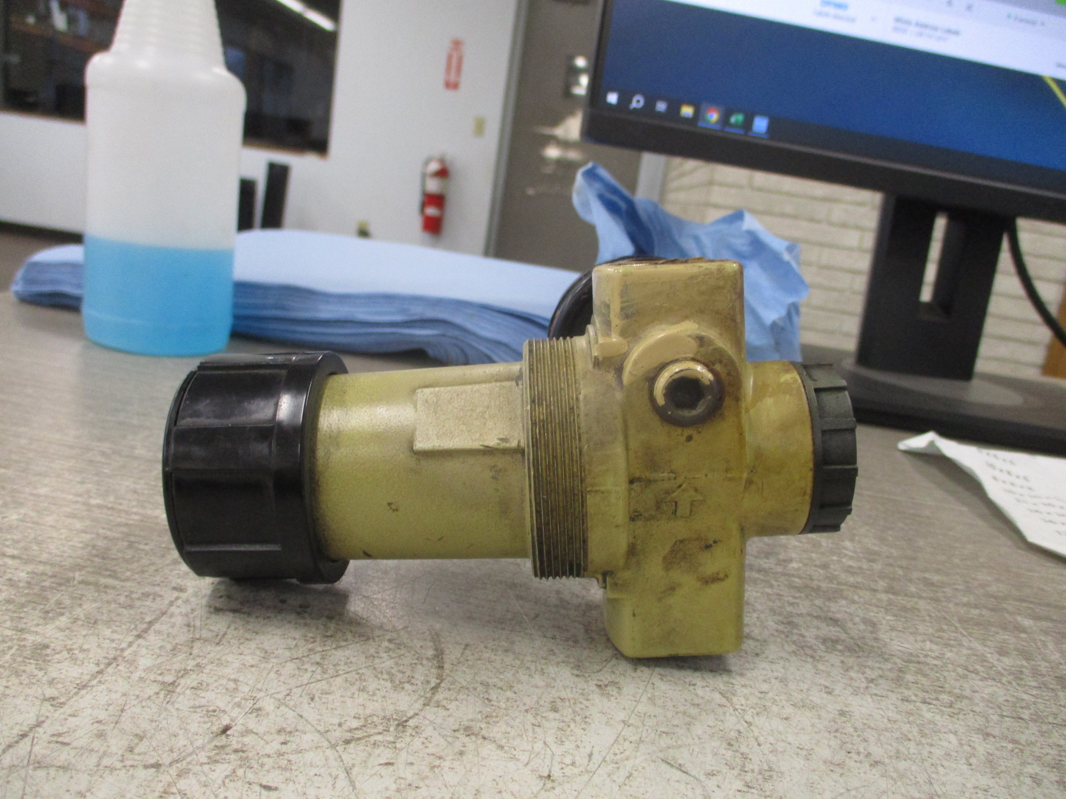 Norgren Regulator R12-600-RGLA Inlet: 300 PSIG Outlet: 125 PSIG *Cracked Gauge*