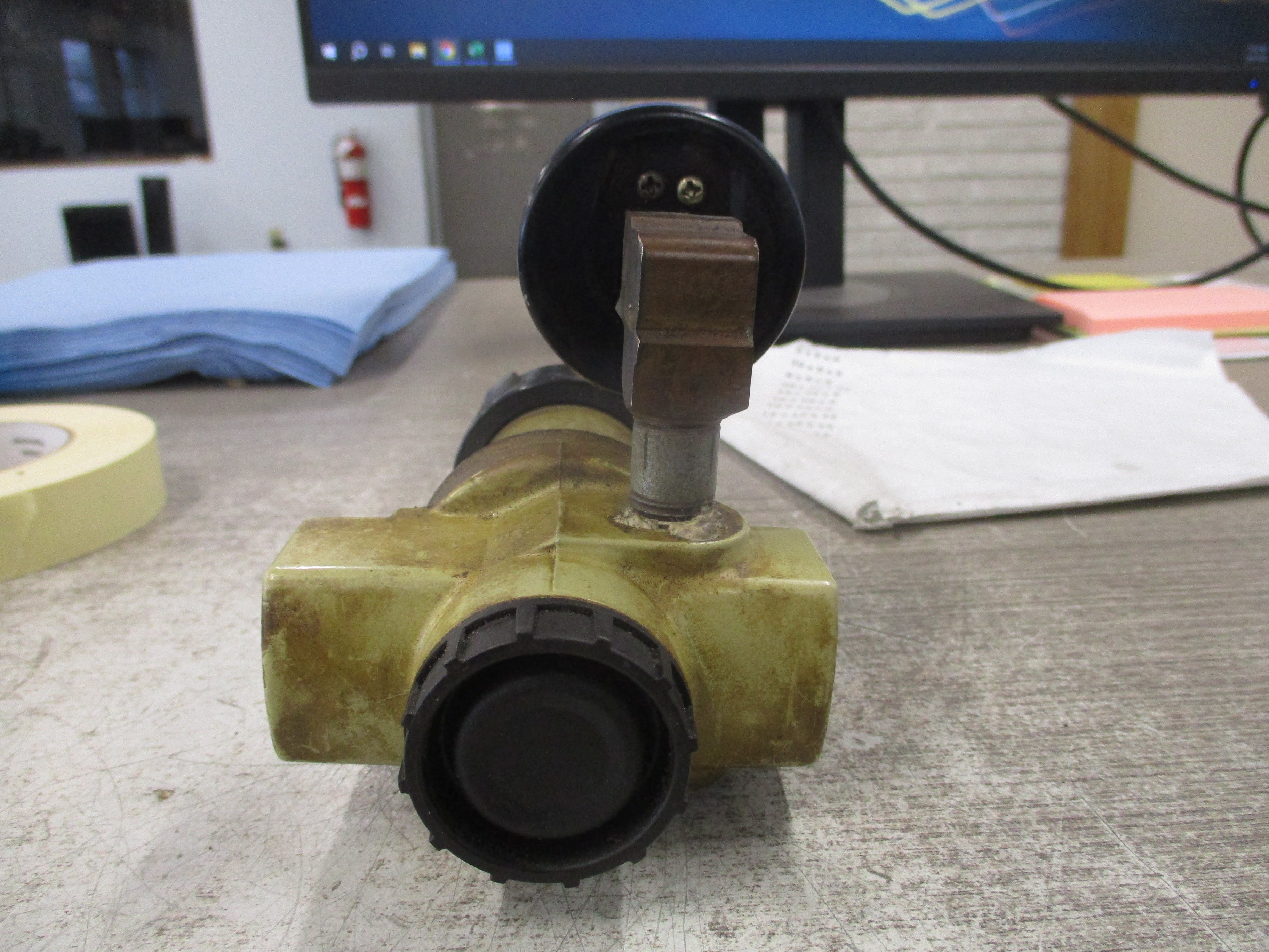 Norgren Regulator R12-400-RGLA Inlet: 300 PSIG Outlet: 125 PSIG