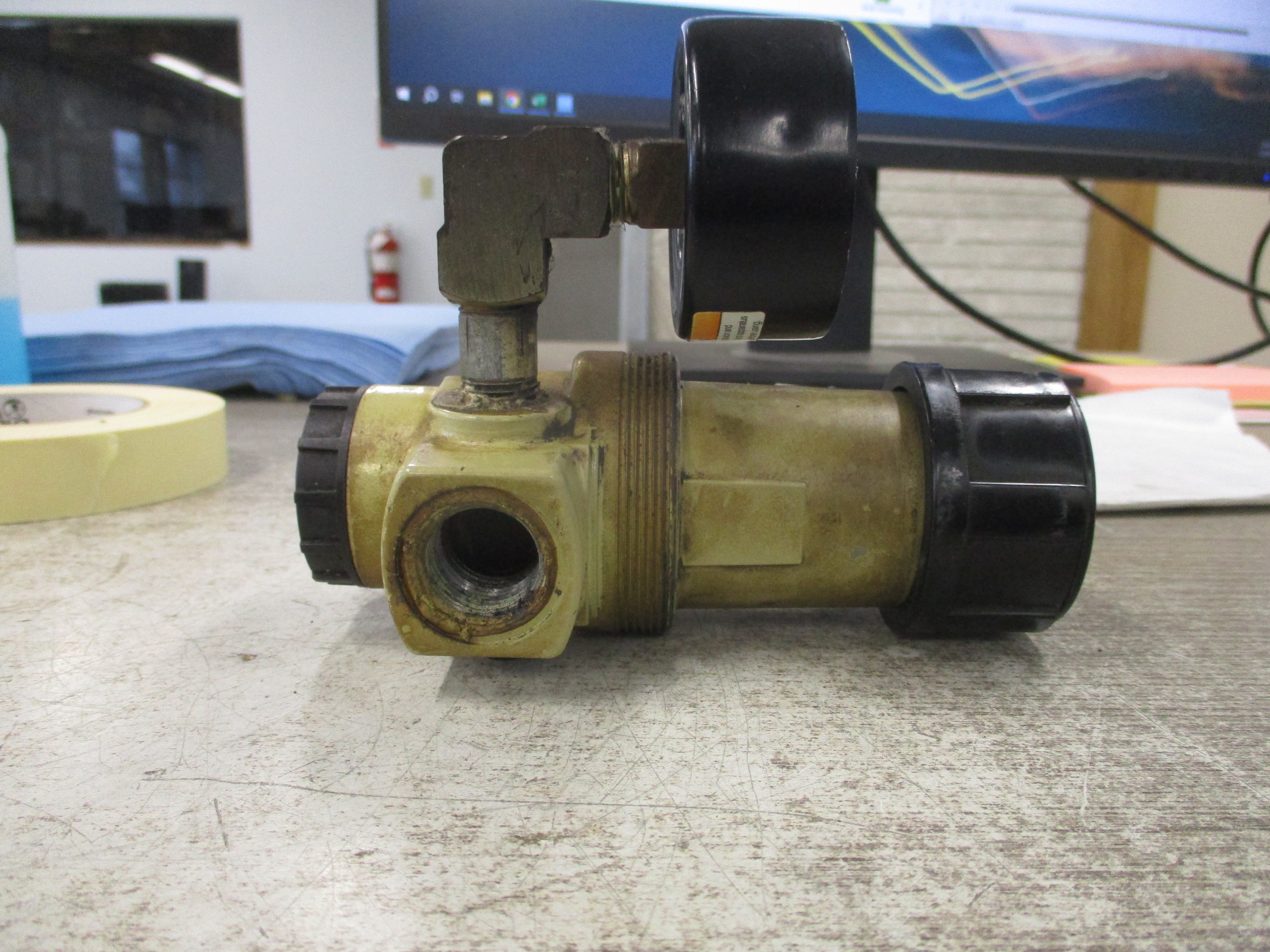 Norgren Regulator R12-400-RGLA Inlet: 300 PSIG Outlet: 125 PSIG