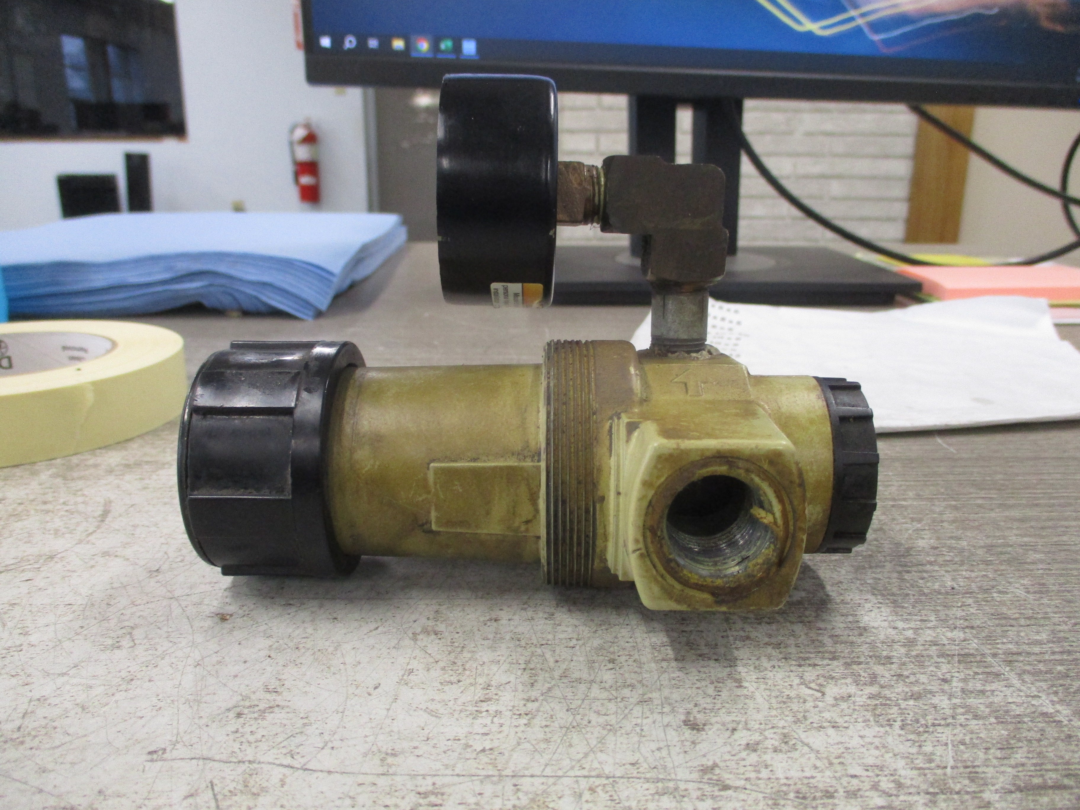 Norgren Regulator R12-400-RGLA Inlet: 300 PSIG Outlet: 125 PSIG