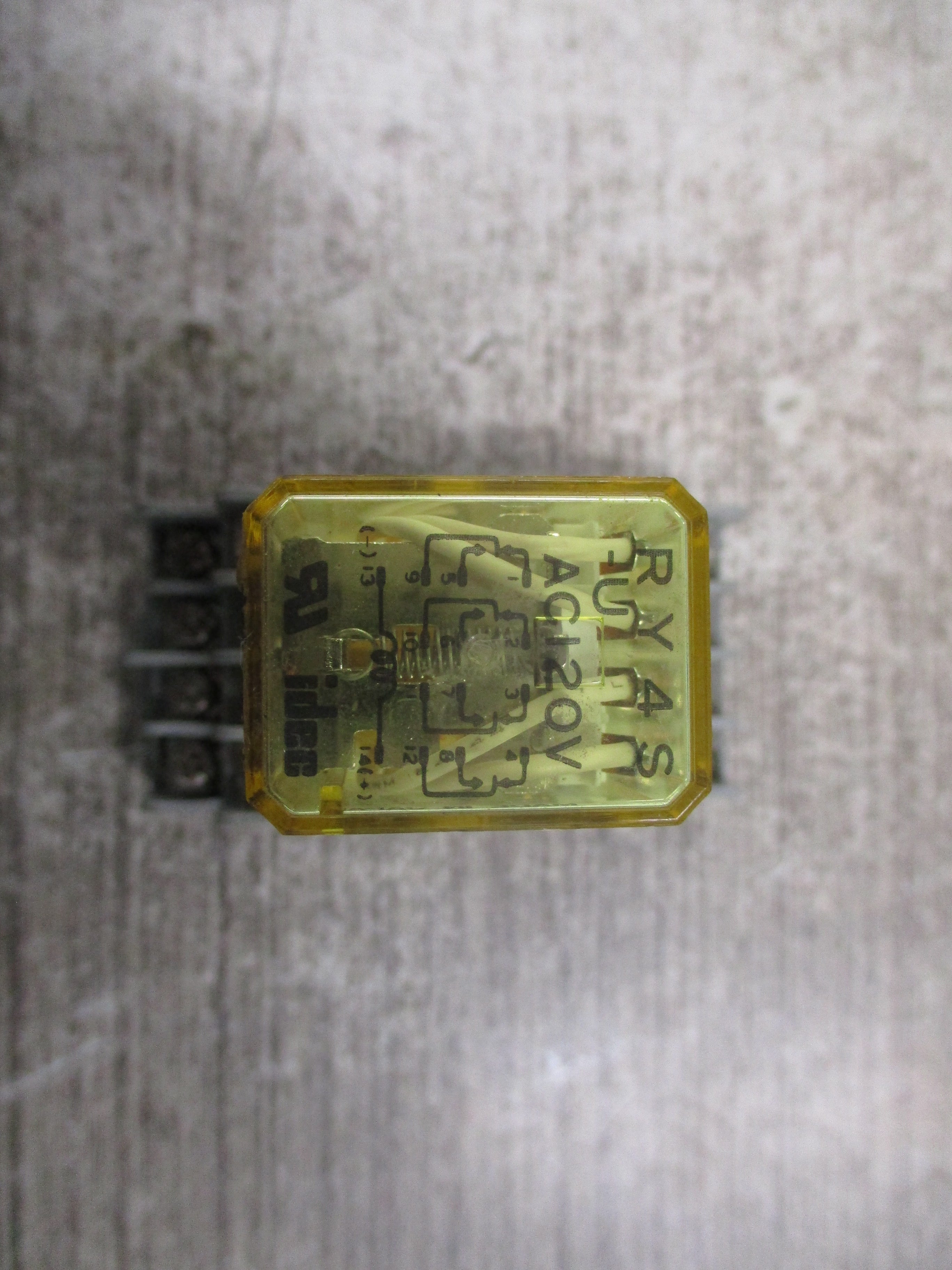 Idec Relay RY4S-U 120V Coil W/Base Used