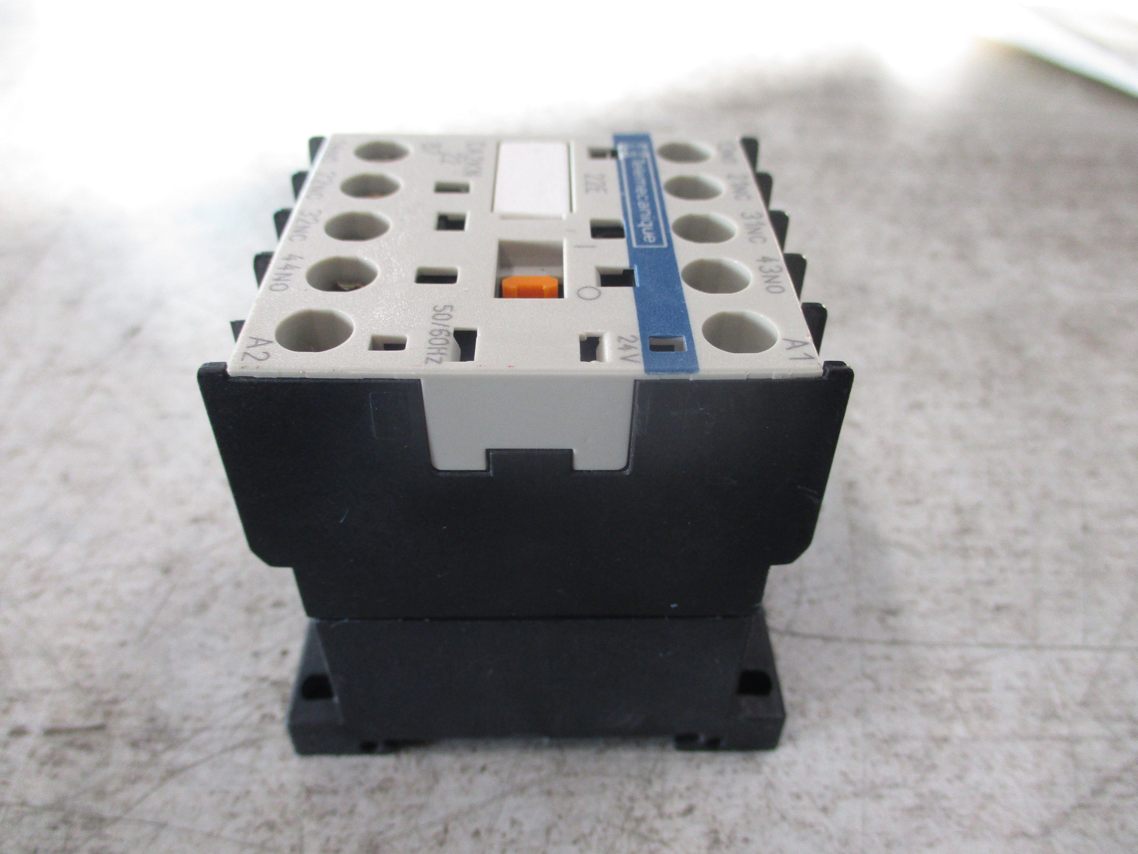 Telemecanique Contactor CA2KN 22 B7 24V Coil Used