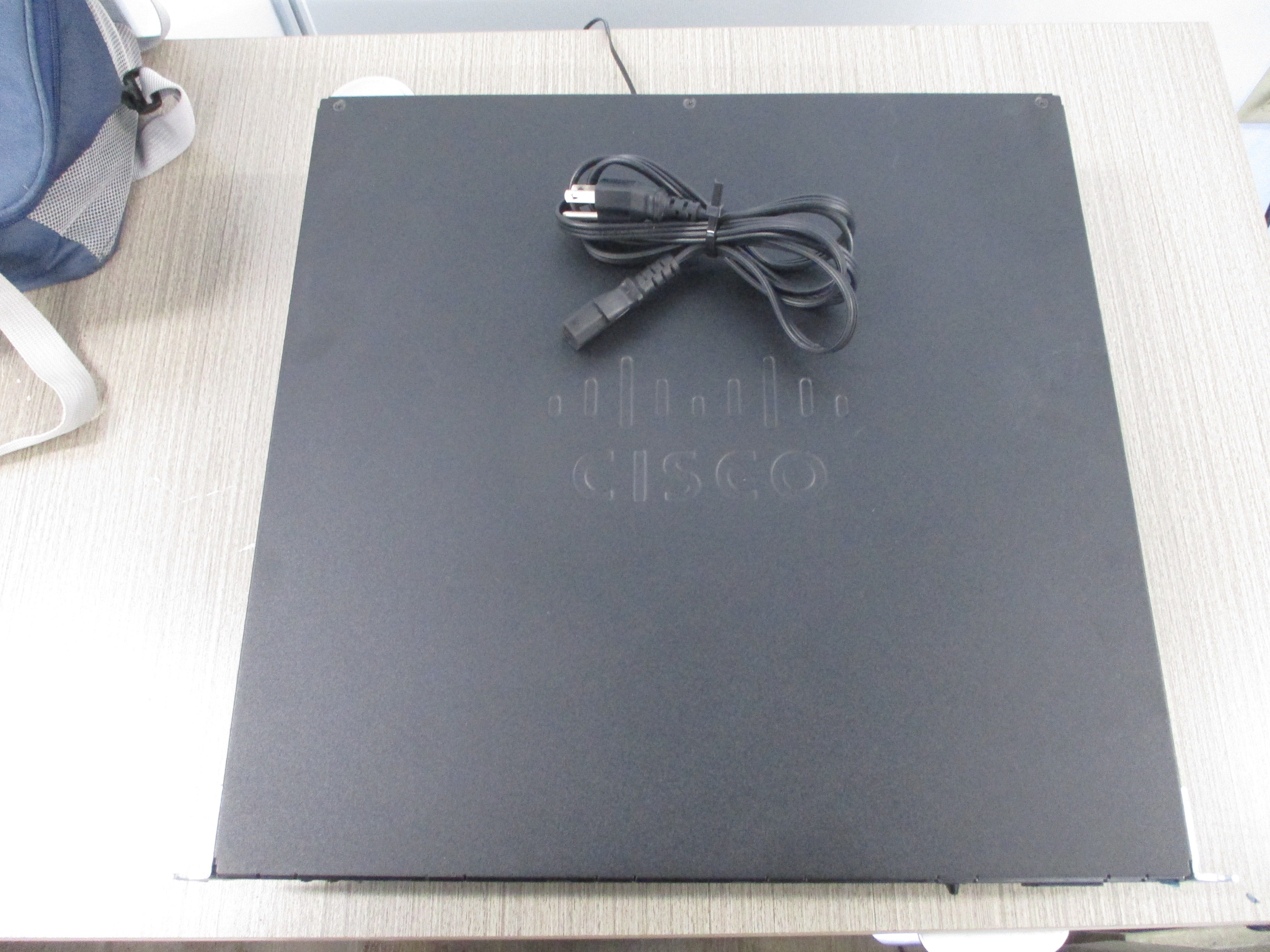 Cisco Integrated Services Router 2901 *Broken Cover Face Clips* Used