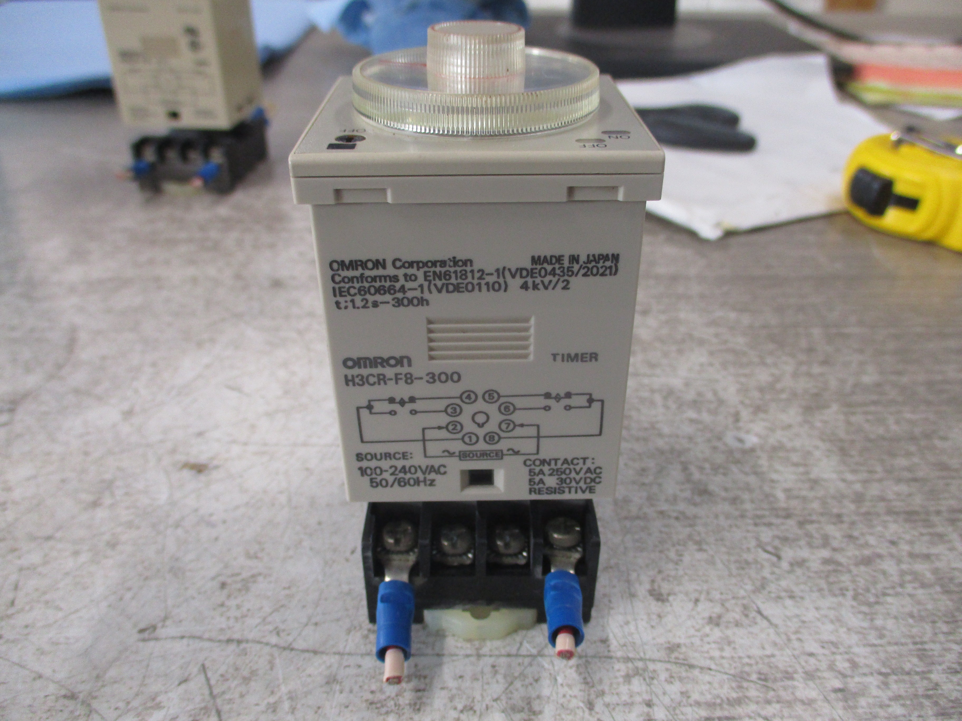 Omron Timer H3CR-F8-300 100-240V 50/60Hz W/Base Used