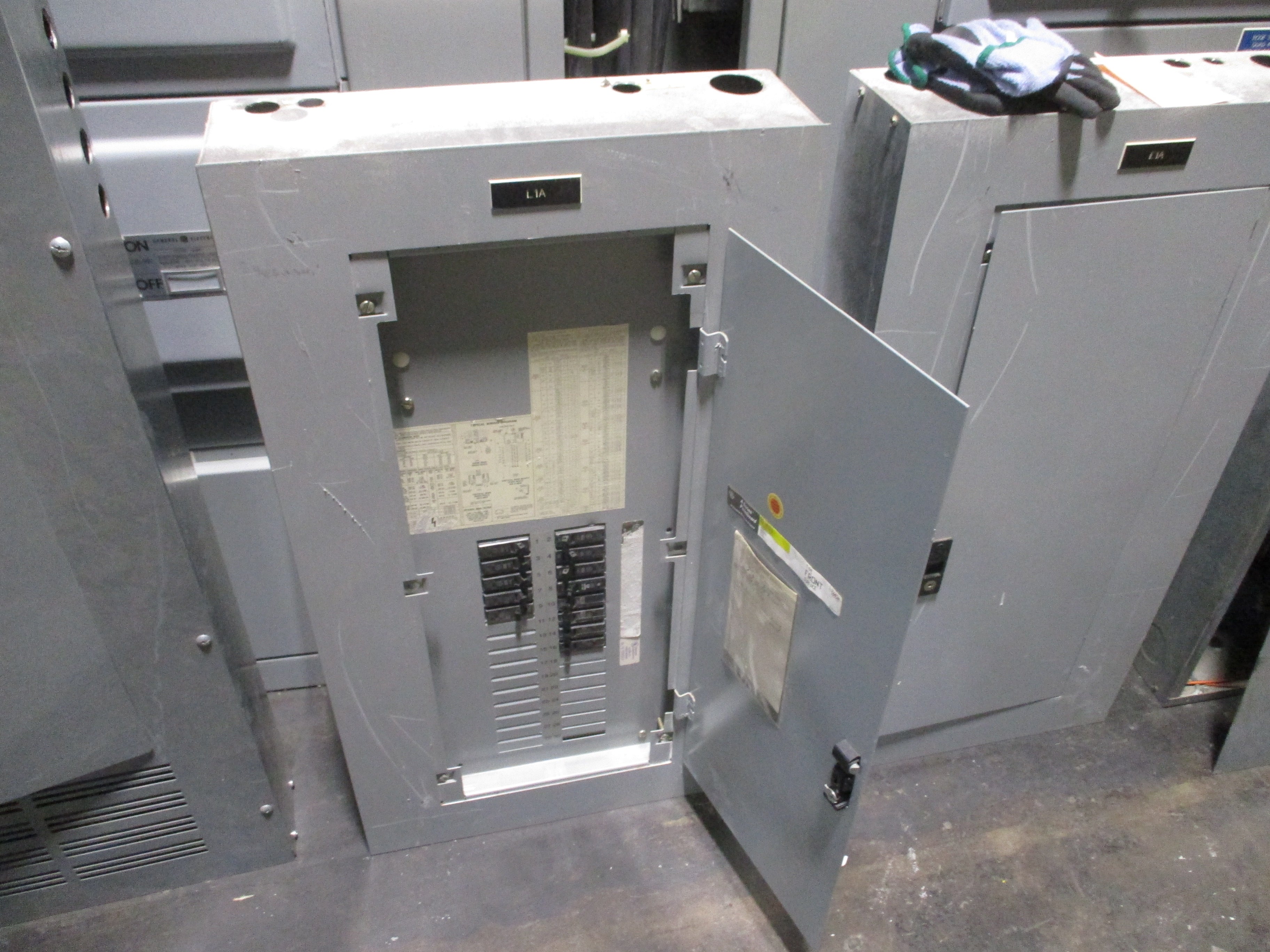 GE Main Lug Circuit Breaker Panel AF37S  208Y/120V 125A Max 3Ph 4W 30-Circuit