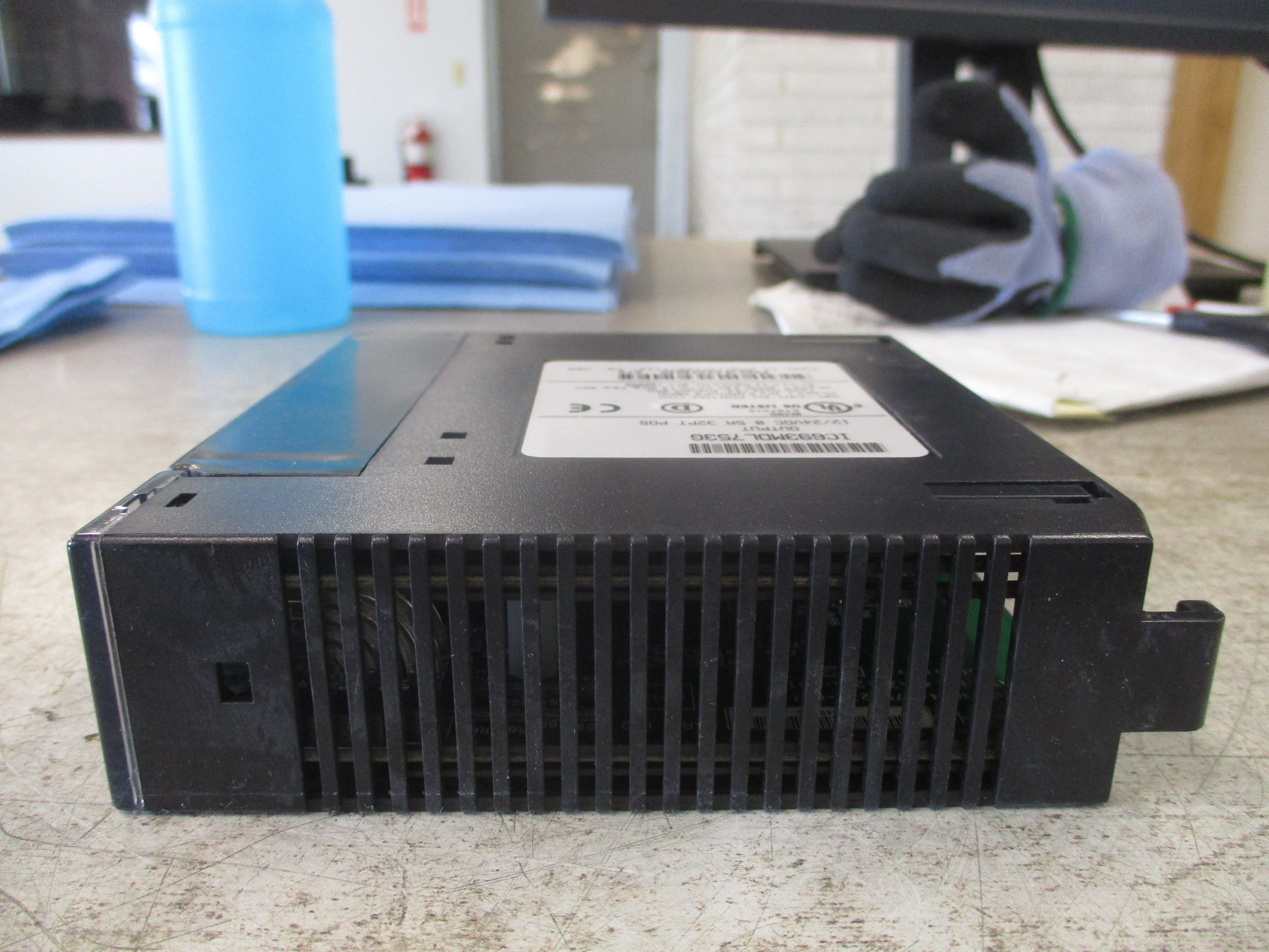 GE Fanuc Output Module IC693MDL753G 12/24VDC 0.5A 32PT Used
