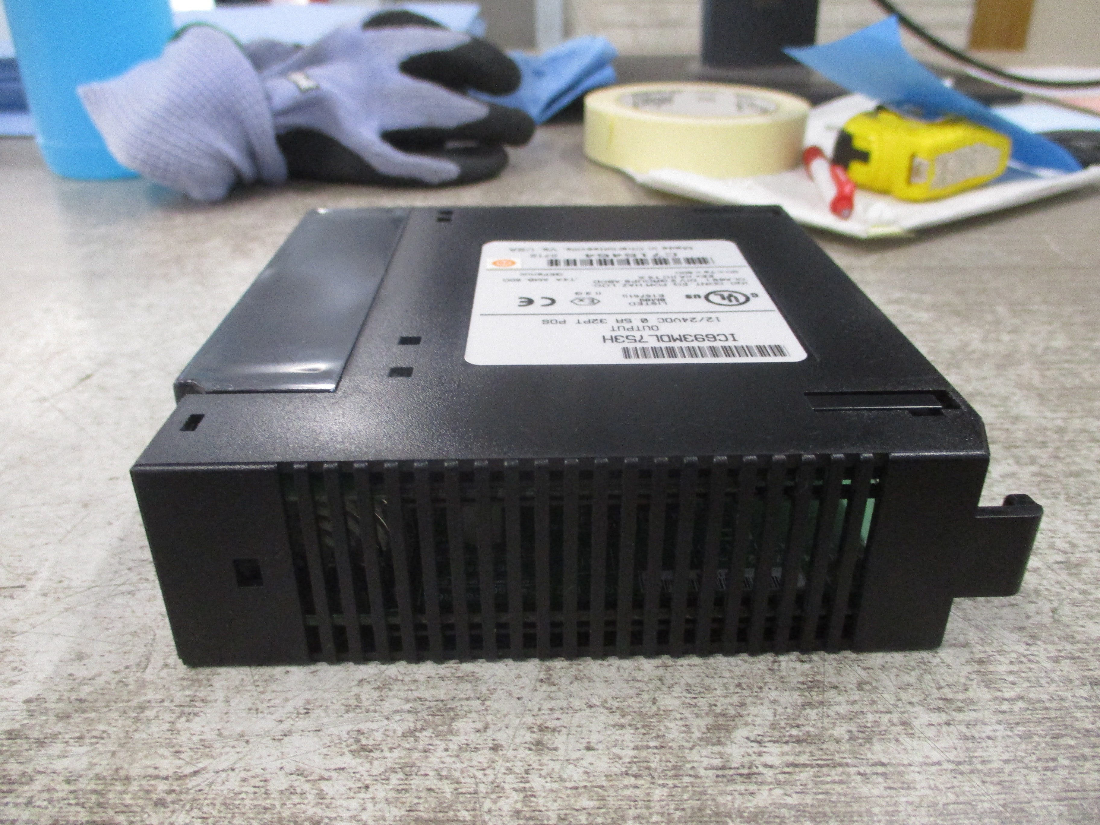 GE Fanuc Output Module IC693MDL753H 12/24VDC 0.5A 32PT *Missing Front Top Cover*