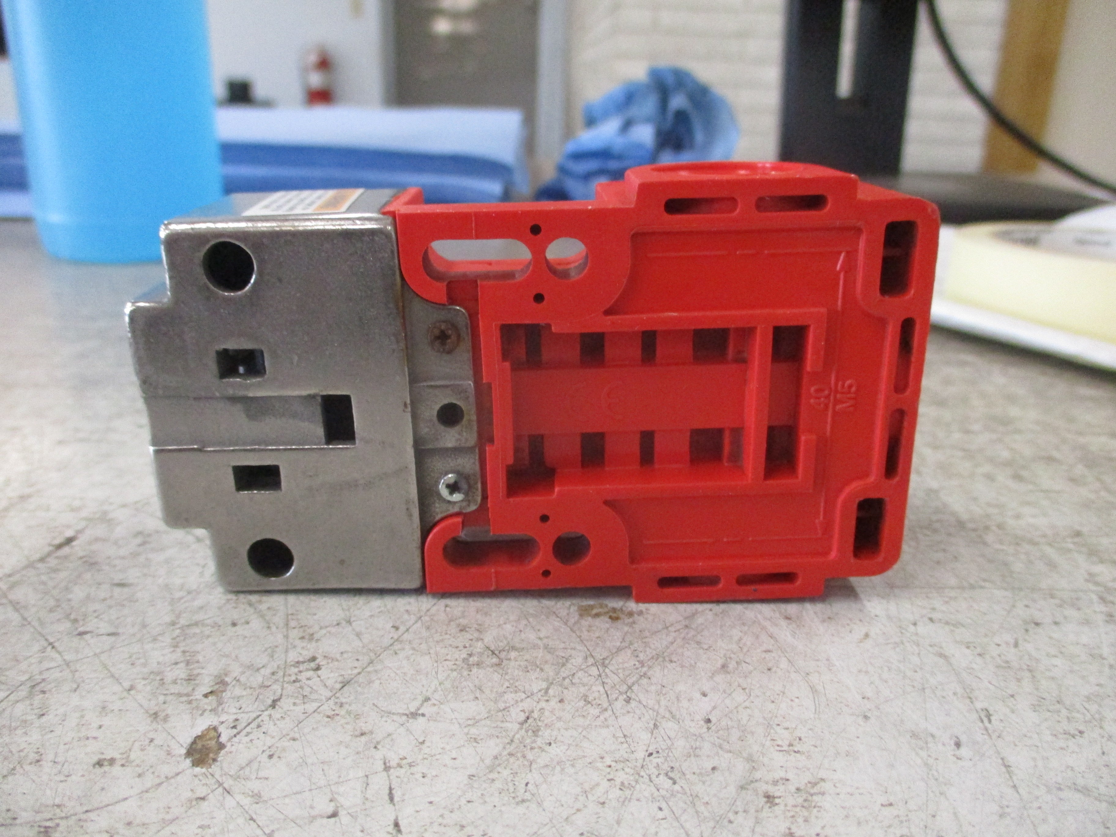 Allen-Bradley Guard Master Trojan 5-GD2 Safety Switch 440K-T11147 Ser. B