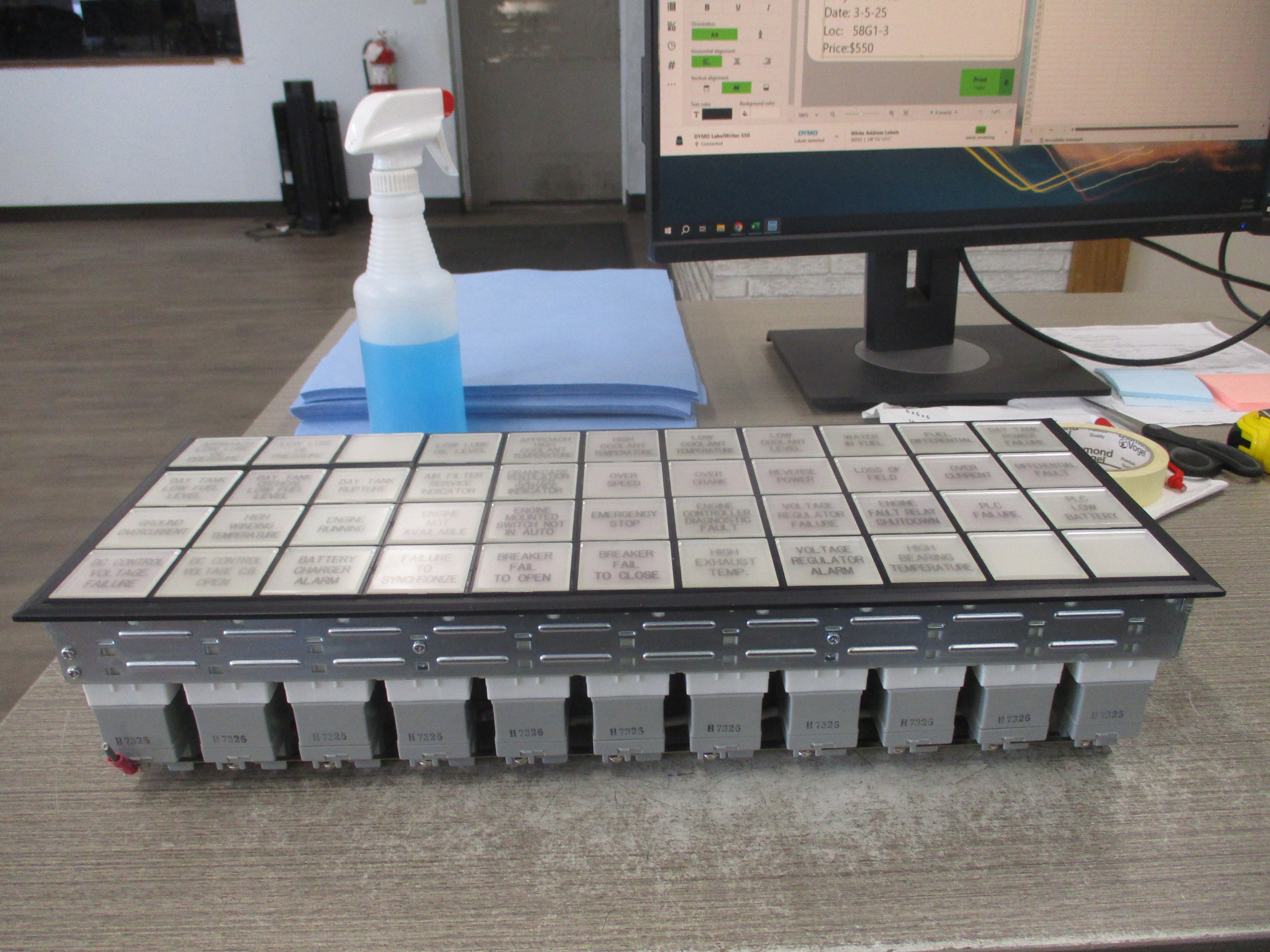 Idec Annunciator SLC40N-0411-DHT2FB Size: 11x4 Used