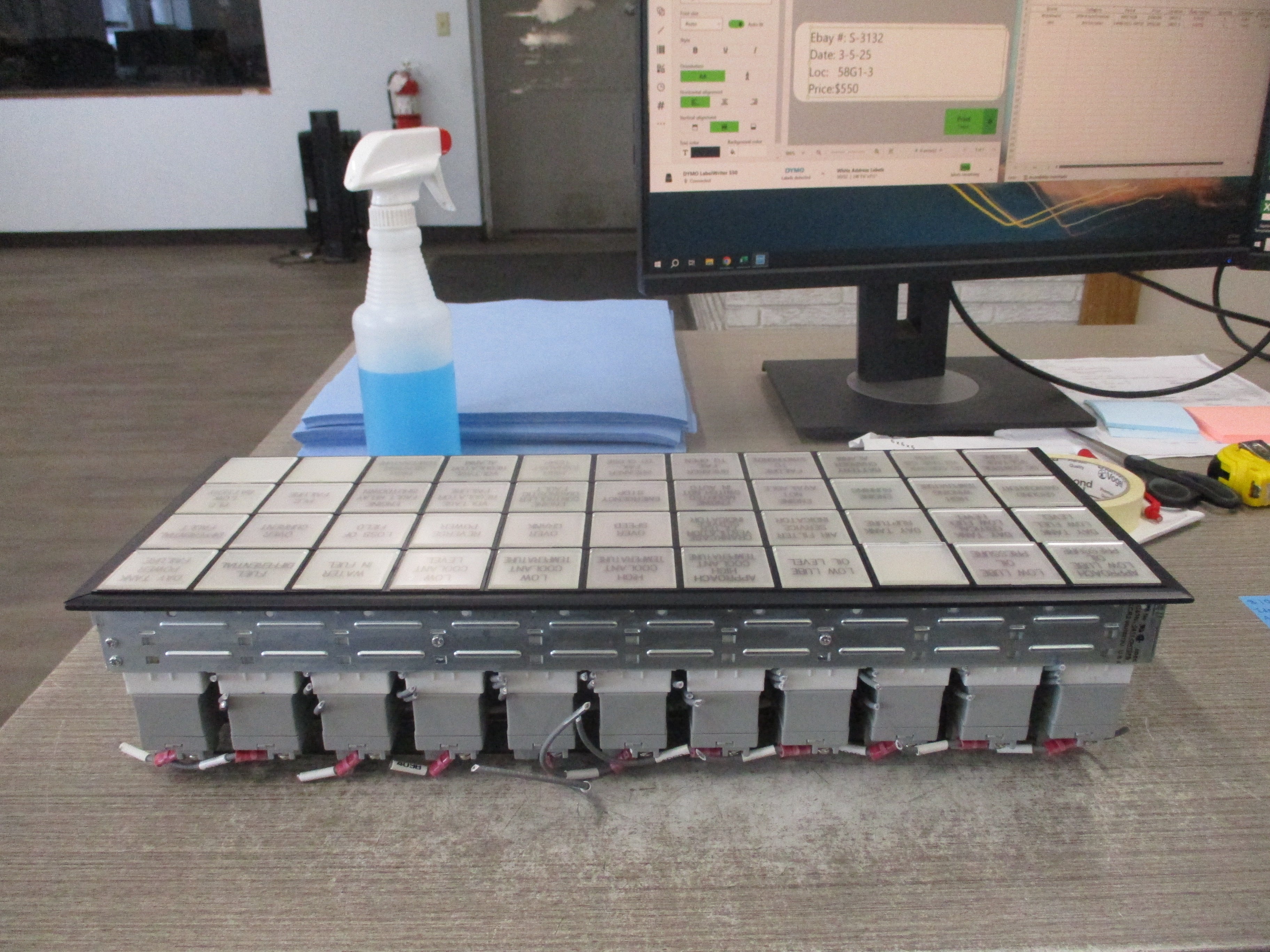 Idec Annunciator SLC40N-0411-DHT2FB Size: 11x4 Used