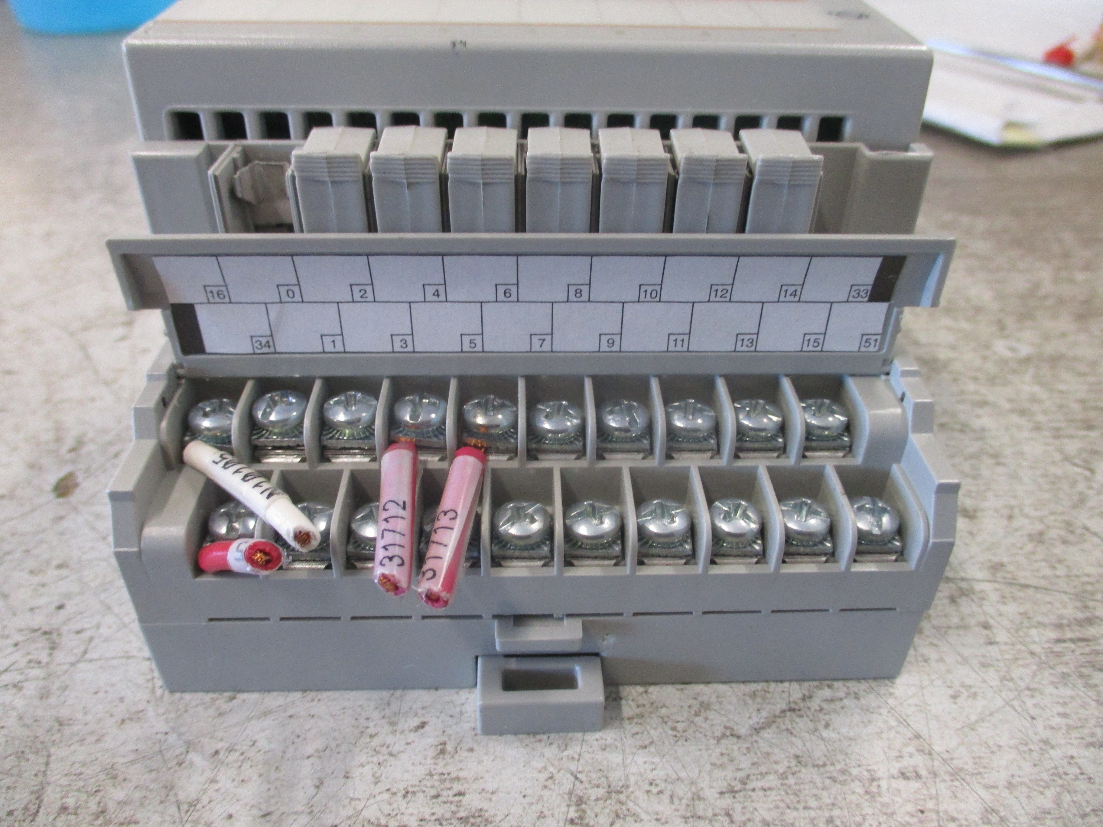 Allen-Bradley Flex I/O Input Module 1794-OA8 120VAC *Missing (1) Fuse Cover*