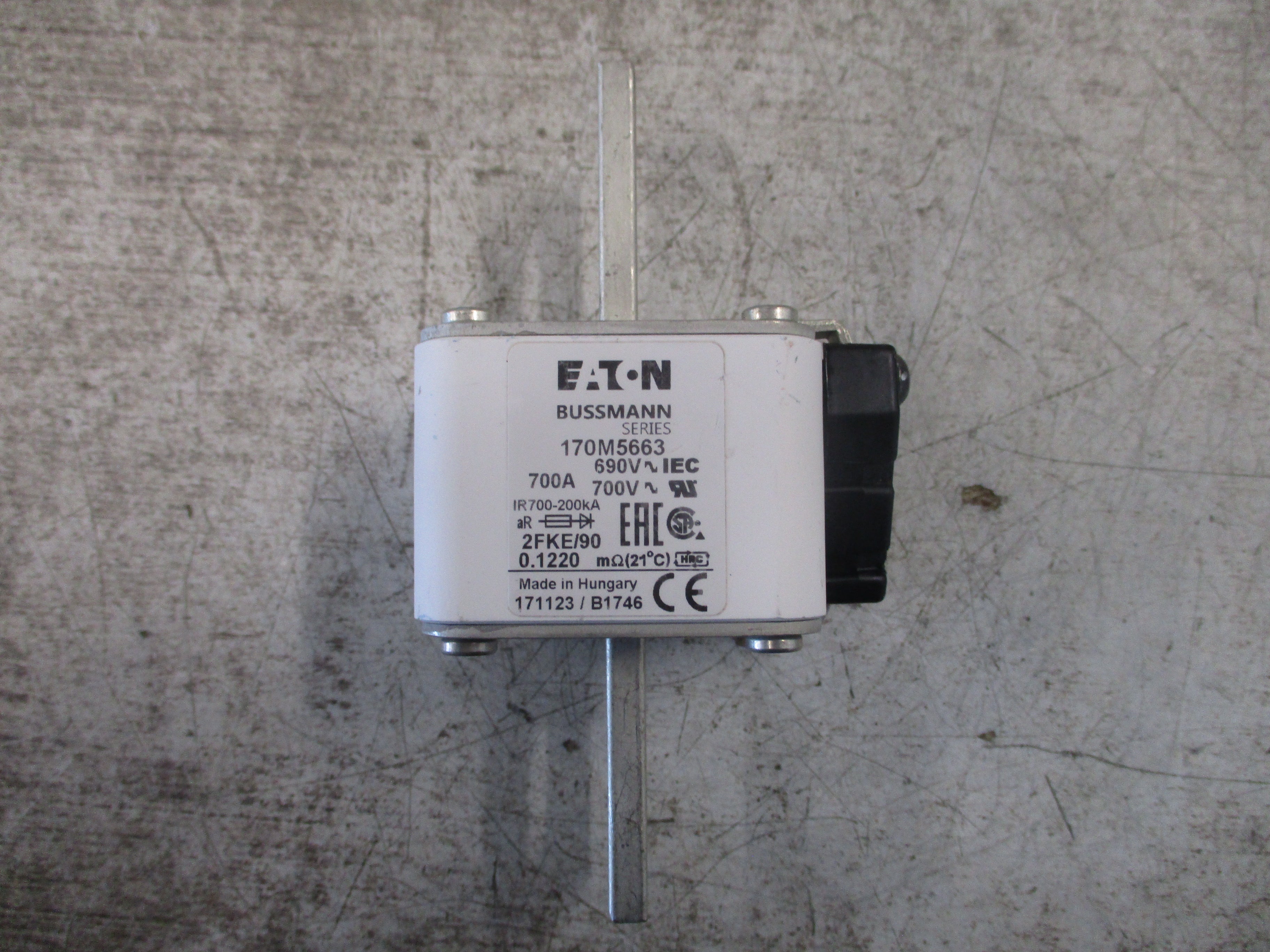 Eaton Bussmann Fuse 170M5663 700A 700V *No Contact* Used