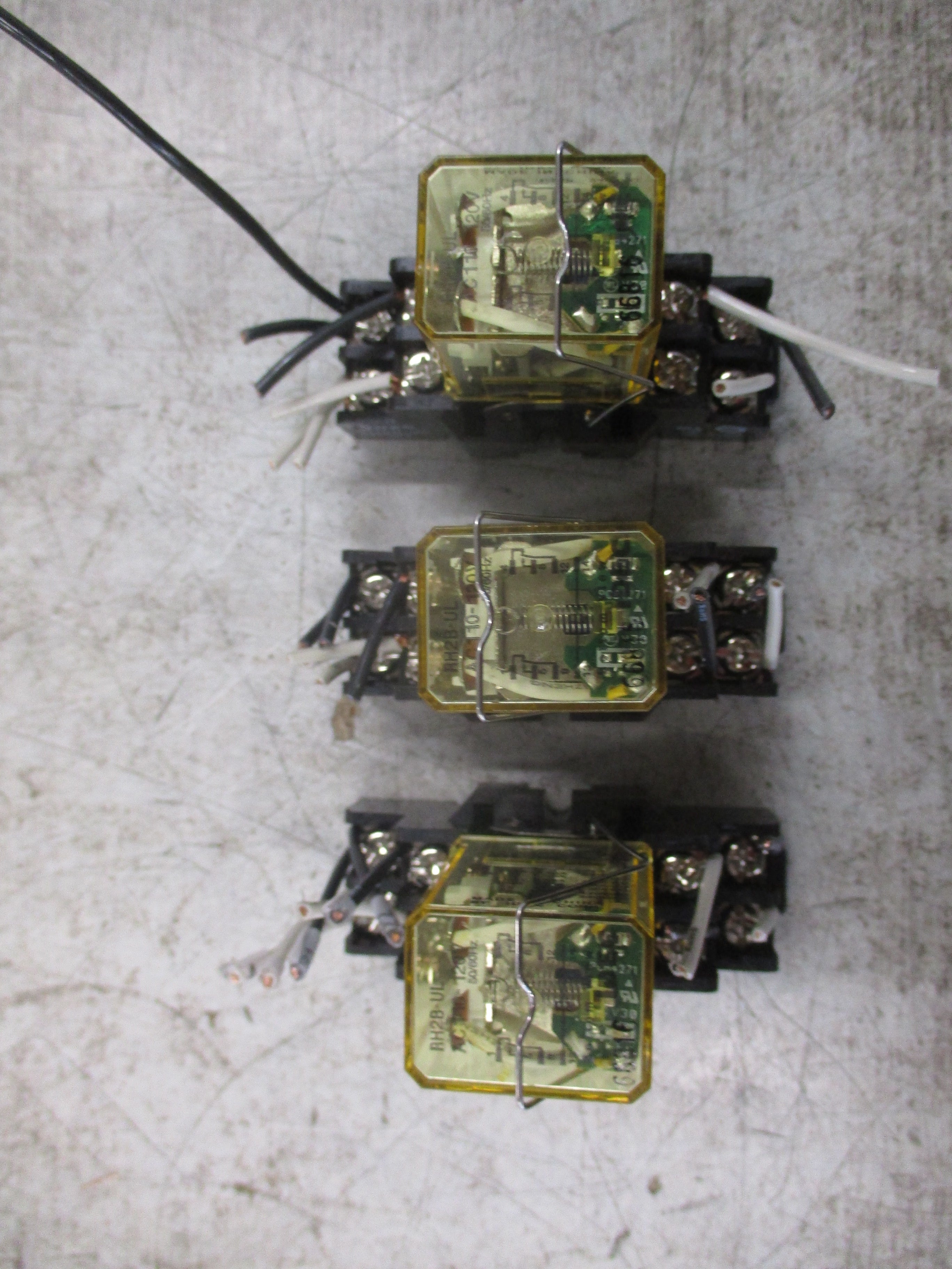 Idec Relay RH2B-UL 110-120V Coil W/Base *Lot of 3* Used