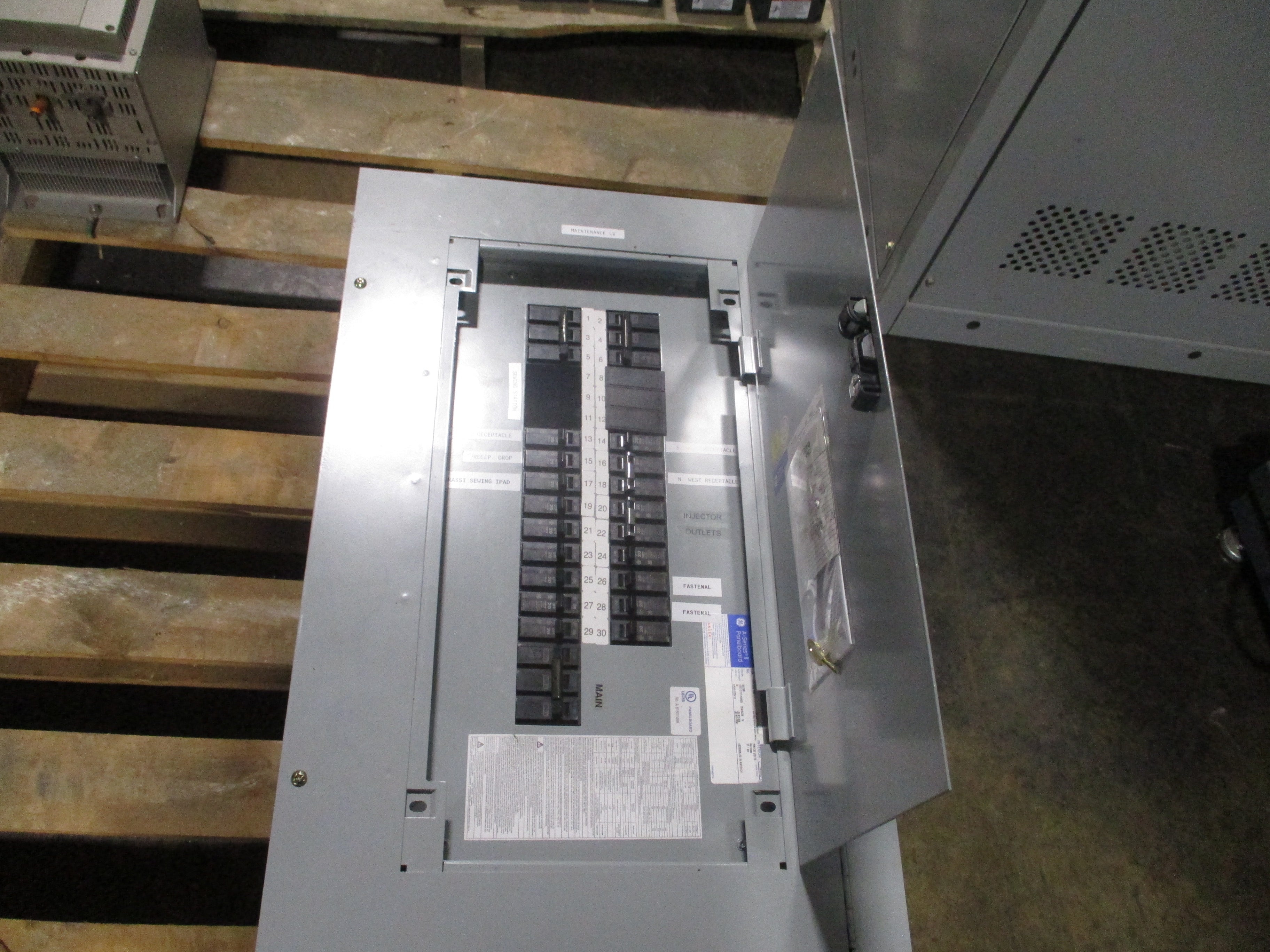 GE Main Breaker Circuit Breaker Panel AQF3301AB 100A Main 208/120V 3PH 4W Used