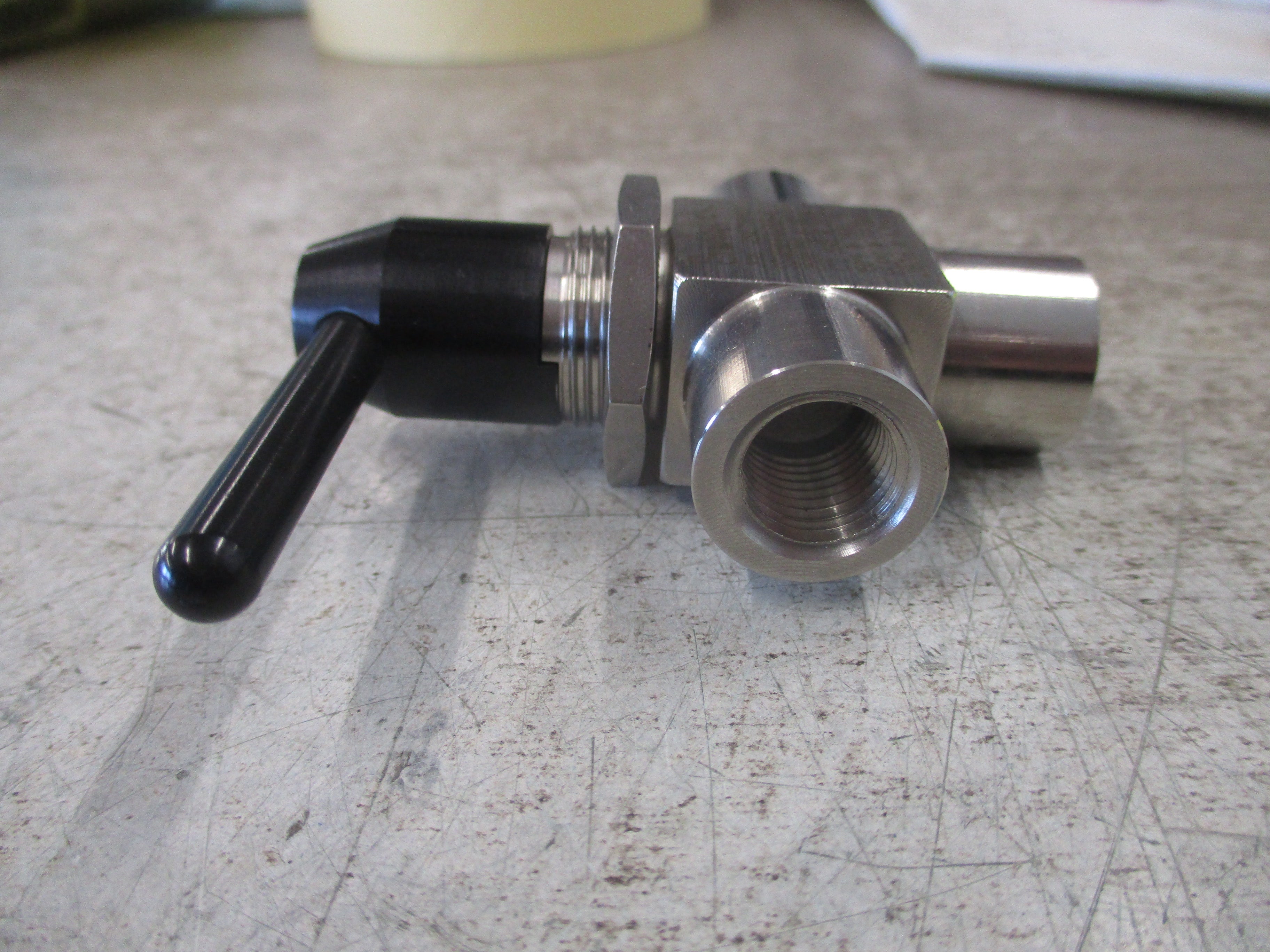 Swagelok Stainless Steel 3-Way Ball Valve SS-43XLF4-BKB-KL 2500 PSIG Used