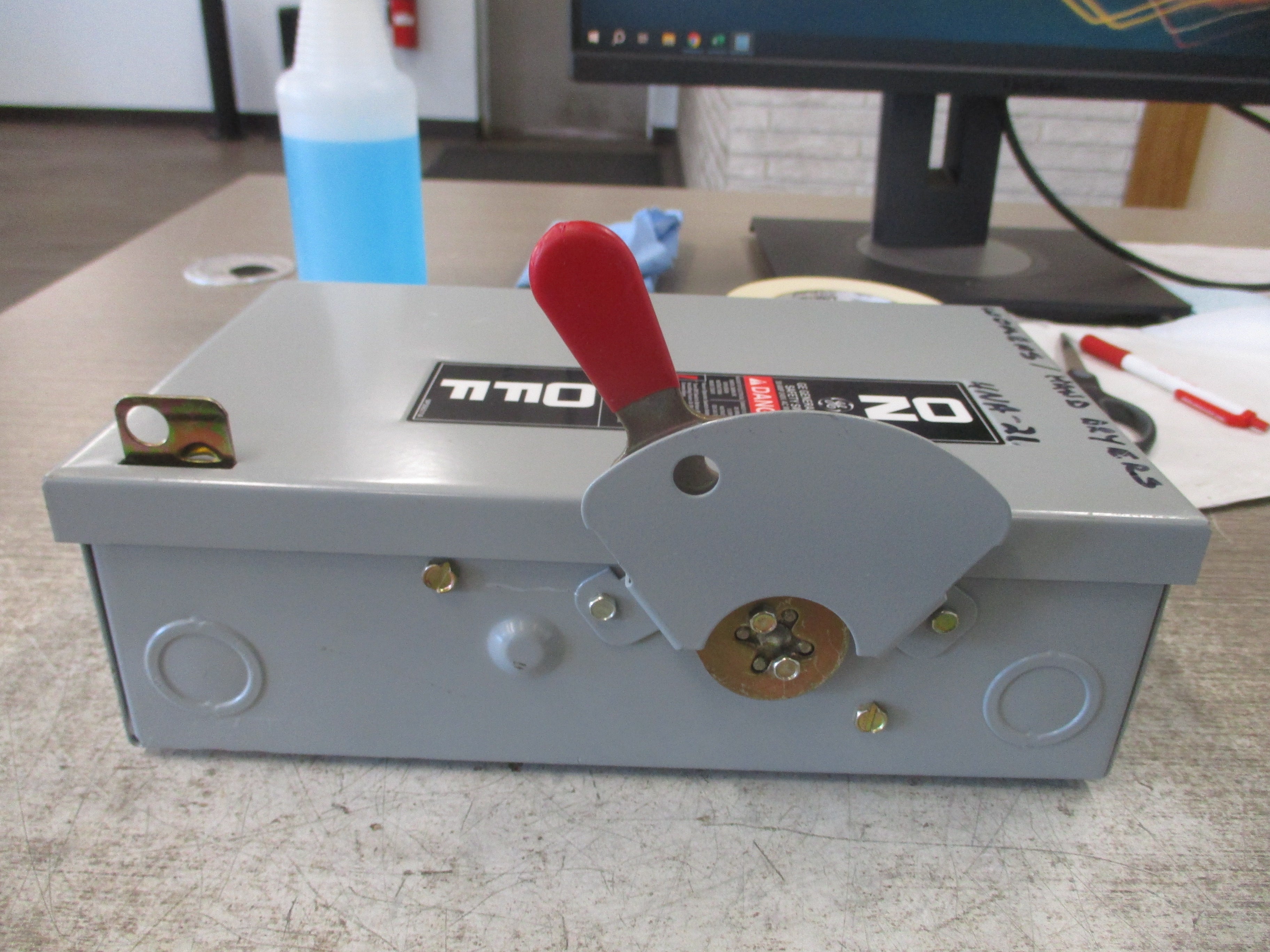 GE Fusible Safety Switch/Disconnect TG3221 30A 240V 2P Used