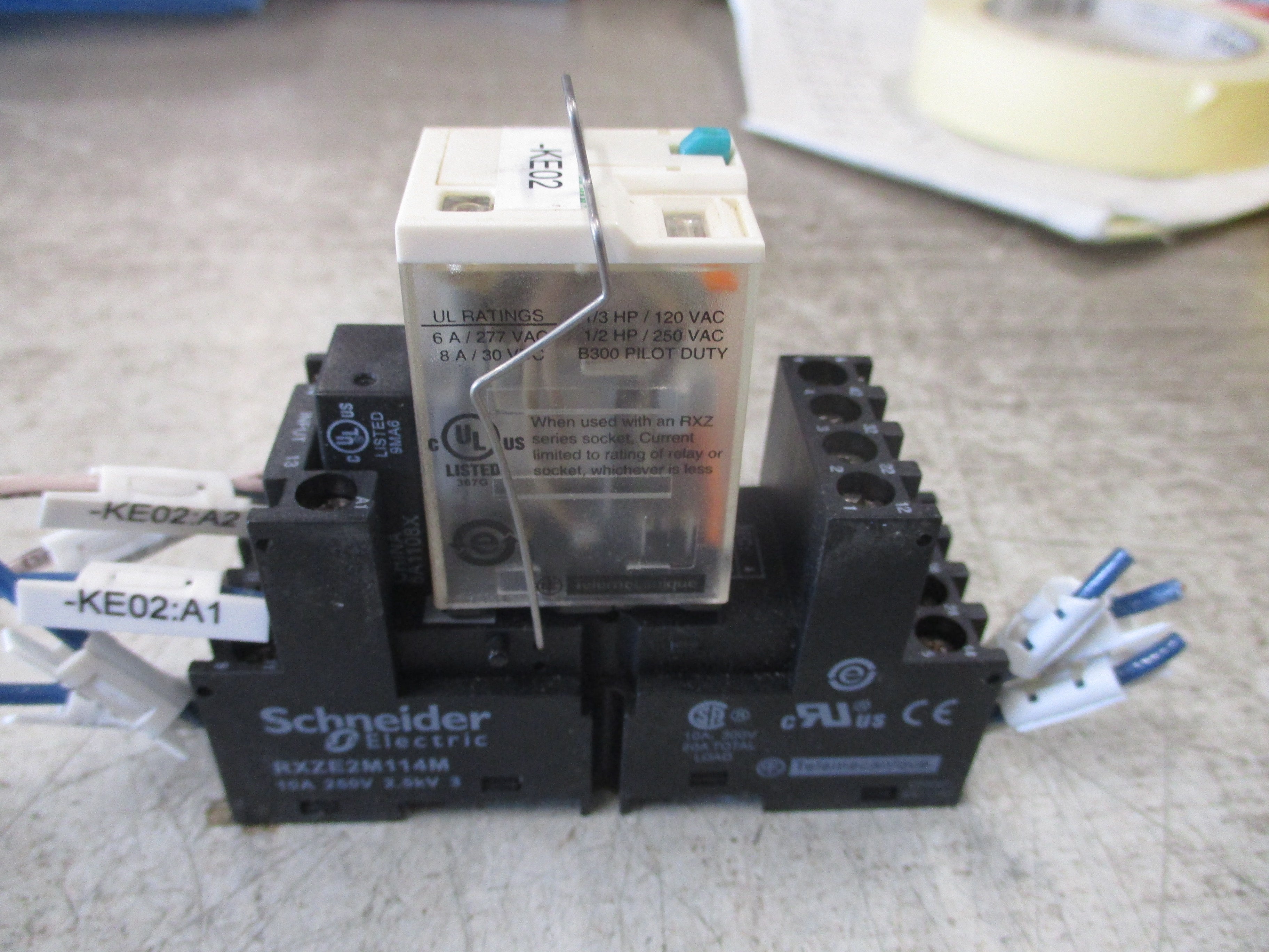Schneider Electric Relay RXM4AB2BD 24VDC Coil W/Base Used