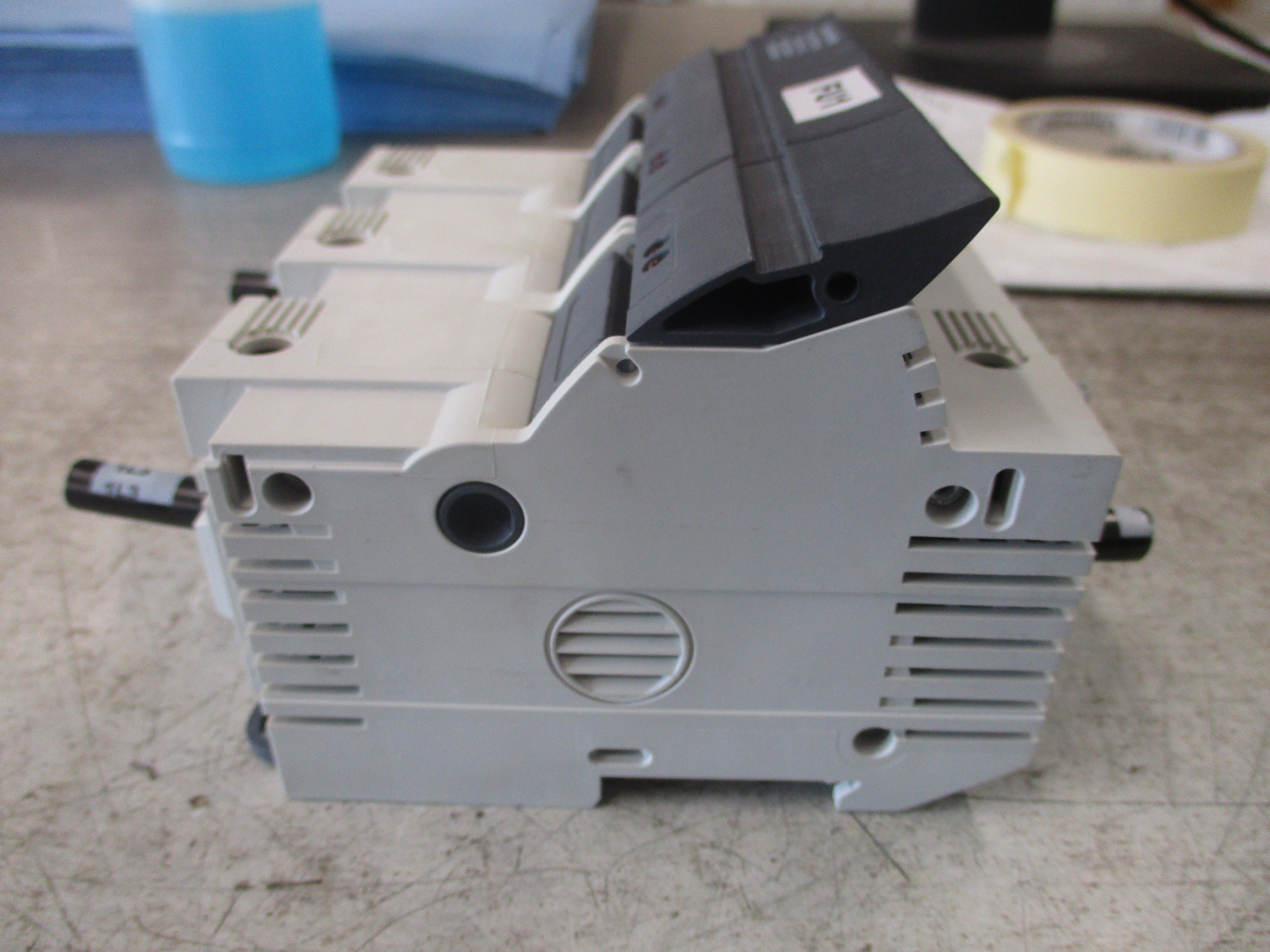 Allen-Bradley Fuseholder 1492-FB3J60-L 60A 600V 3P *(1) Broken DIN-Rail Mount*