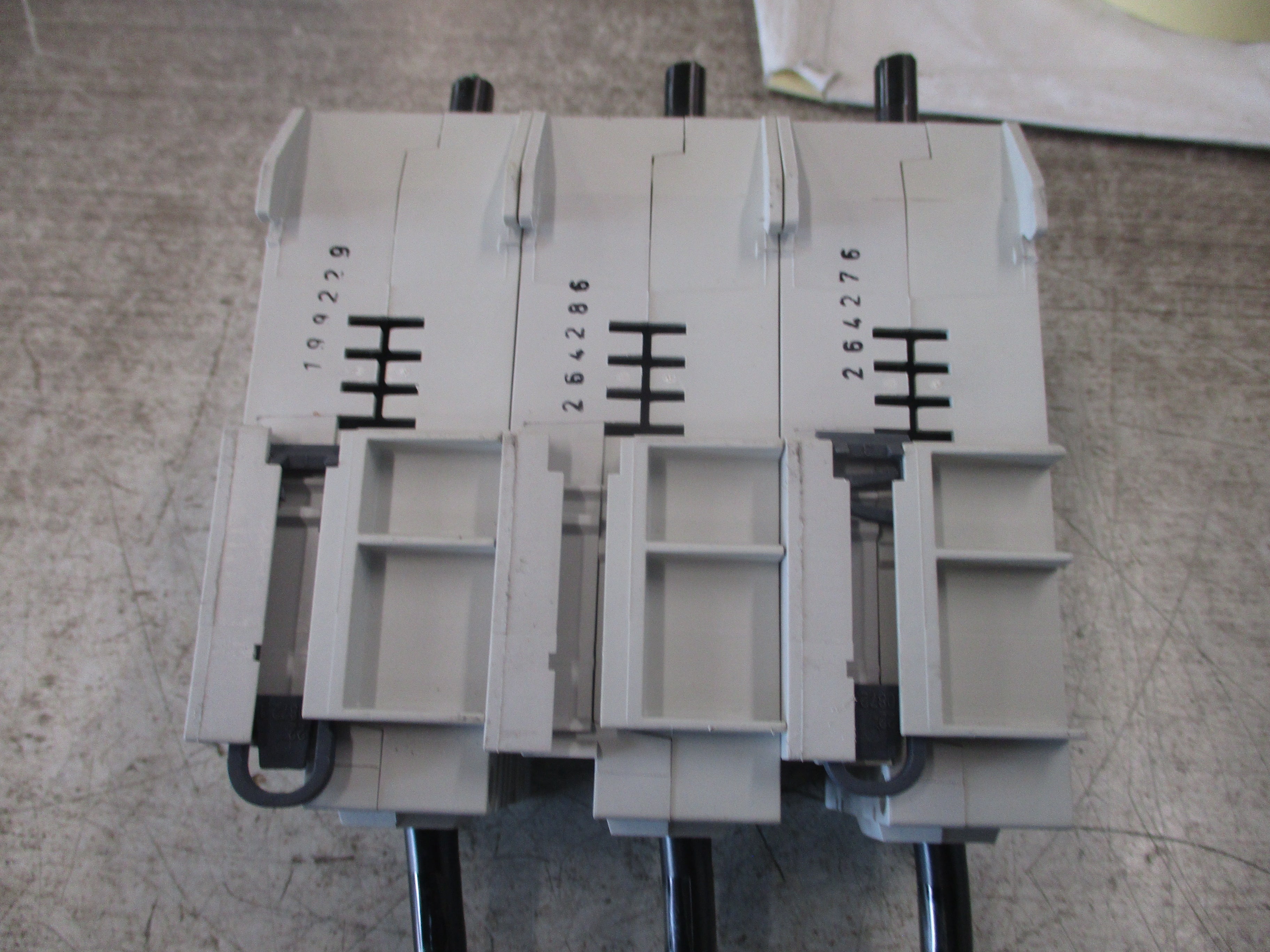 Allen-Bradley Fuseholder 1492-FB3J60-L 60A 600V 3P *(1) Broken DIN-Rail Mount*