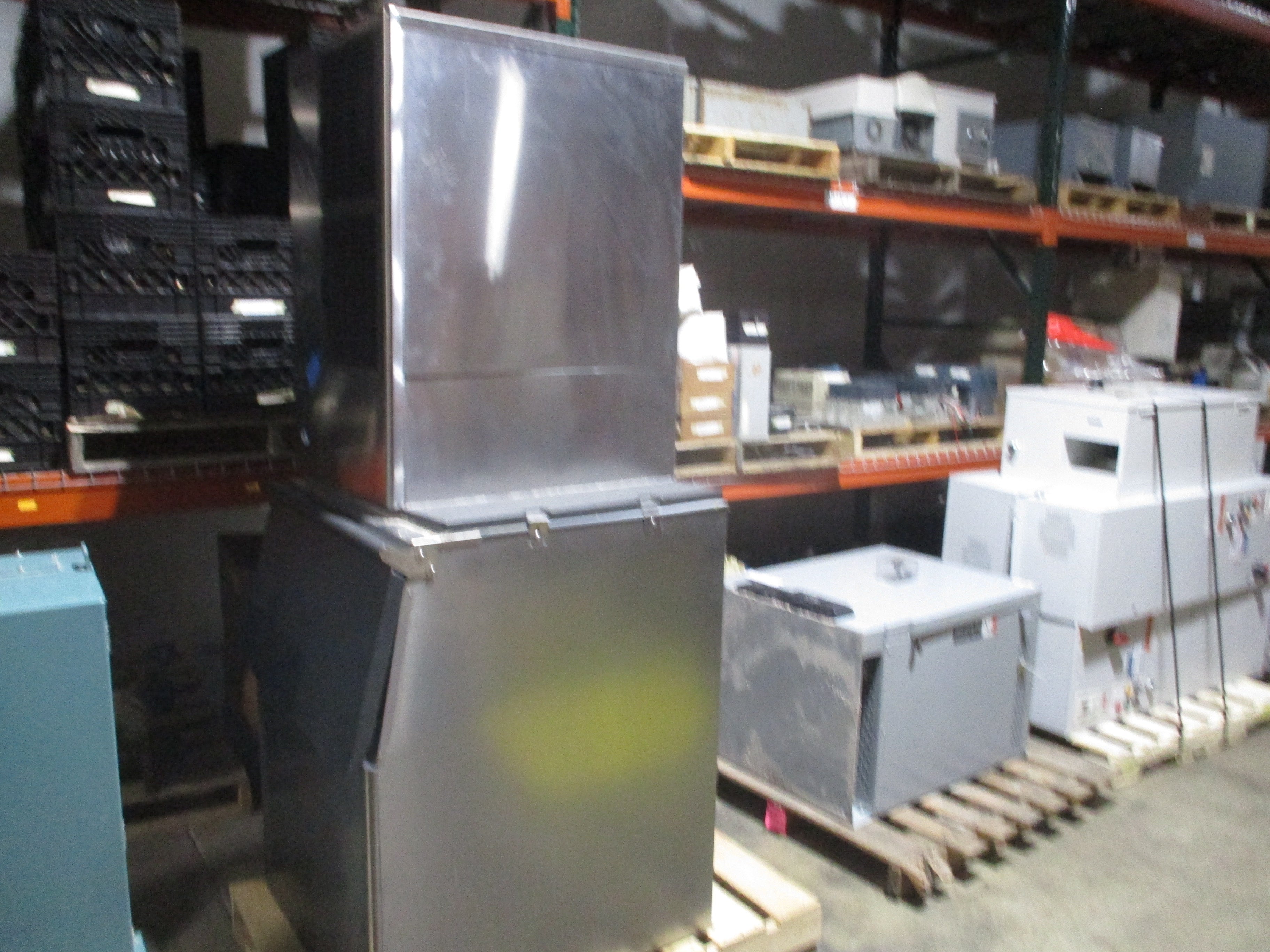 Hoshizaki Ice Maker W/Storage Bin KM-650MAH Supply: 208-230V 60Hz 1Ph