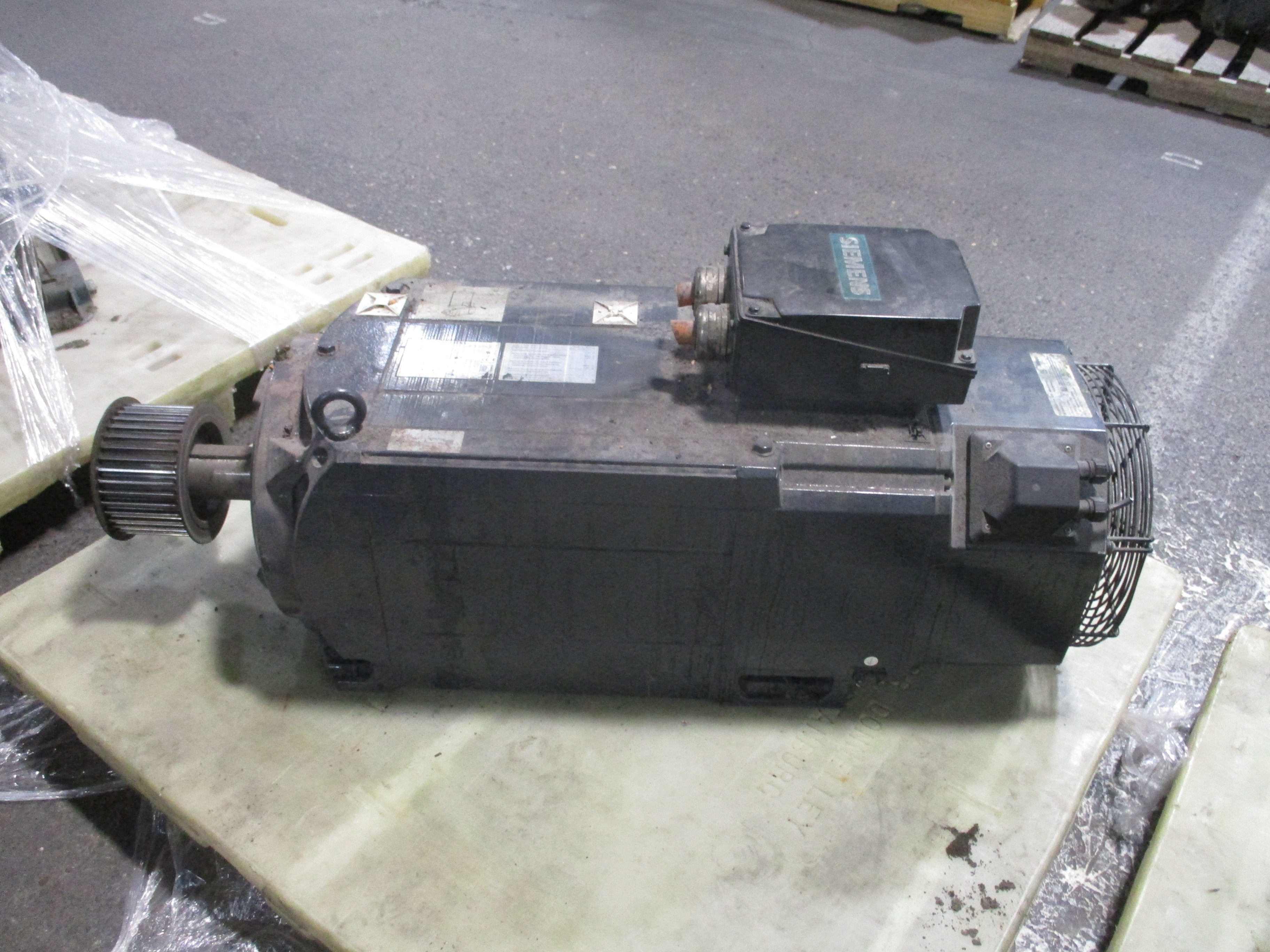 Siemens Motor 1PH8186-1DD10-1FC1-Z 450V 112A 67KW 45.6Hz 1800RPM Appox. 90HP