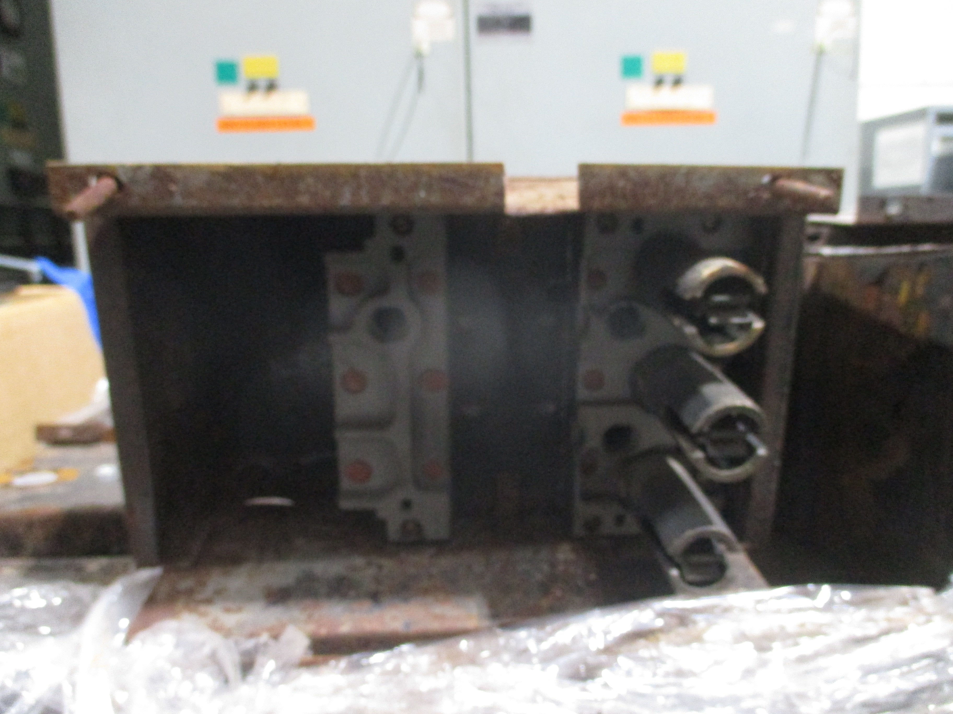 Bulldog Type BOS Bus Plug 14351-1 30A 600V Used