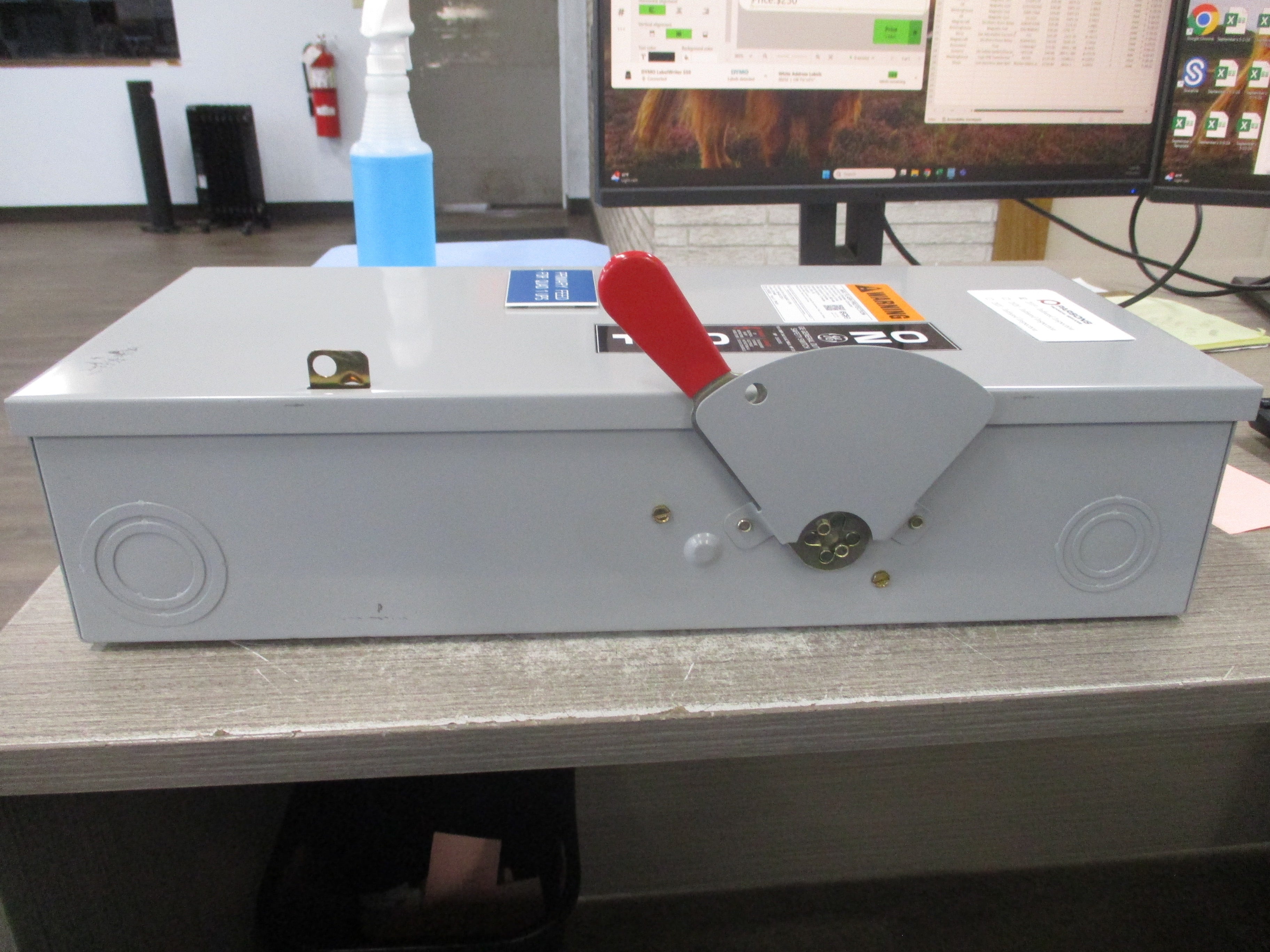 GE Fusible Safety Switch/Disconnect TG4323 100A 240V 3P Used