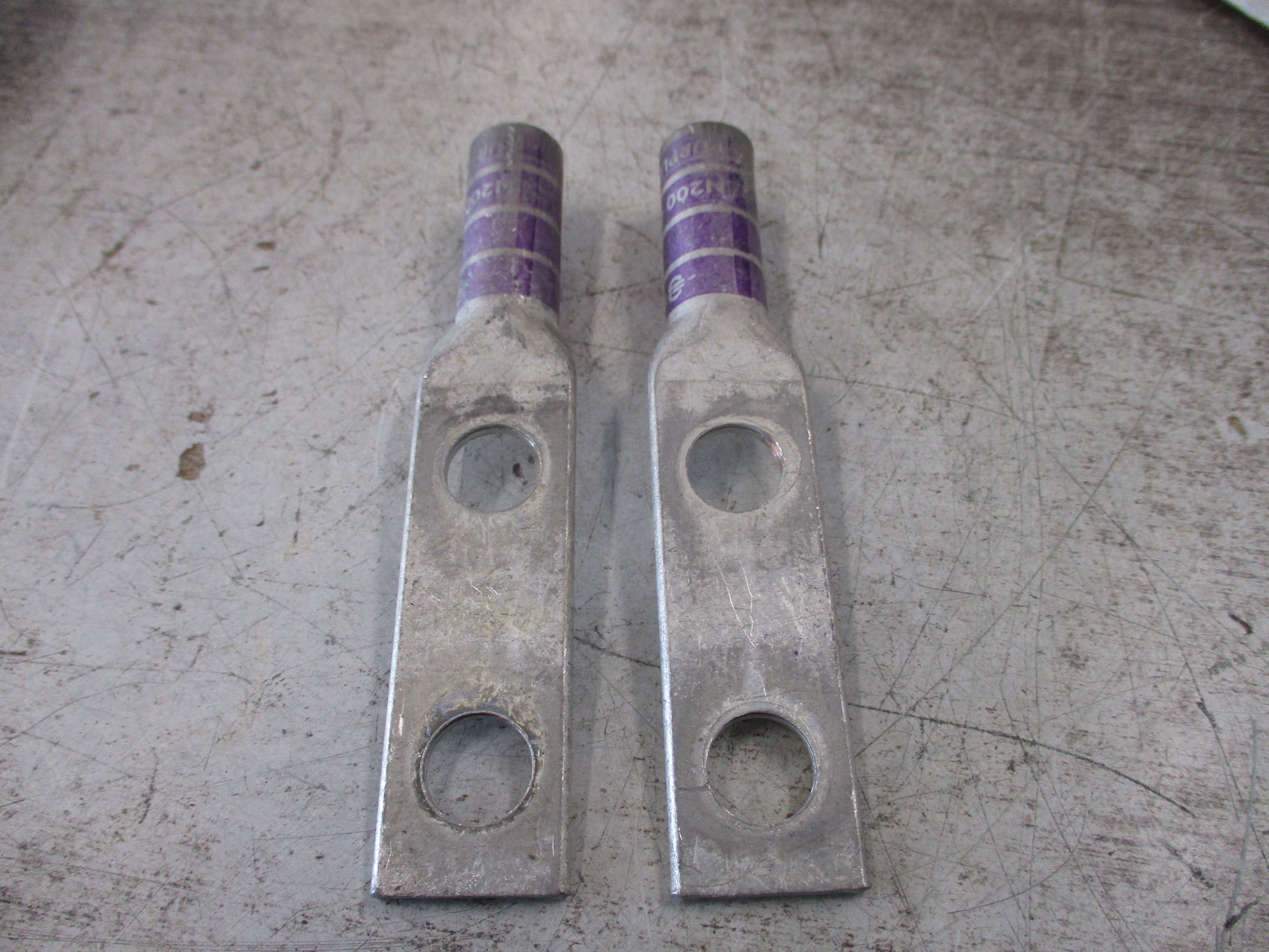 Burndy Crimp Lug YA28-2N 4/0 AWG 2-Hole *No Box* *Lot of 2* New Surplus