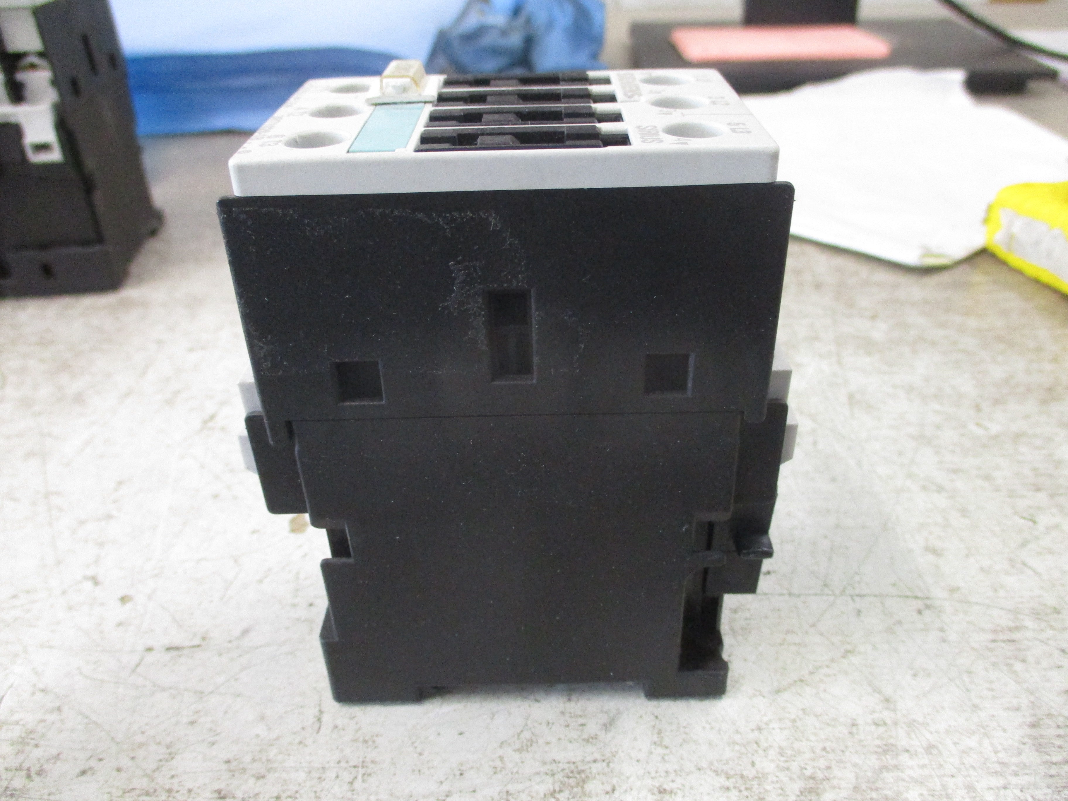 Siemens Sirius Contactor 3RT1026-B1..0 24VDC Coil 35A 600V W/Surge Suppressor