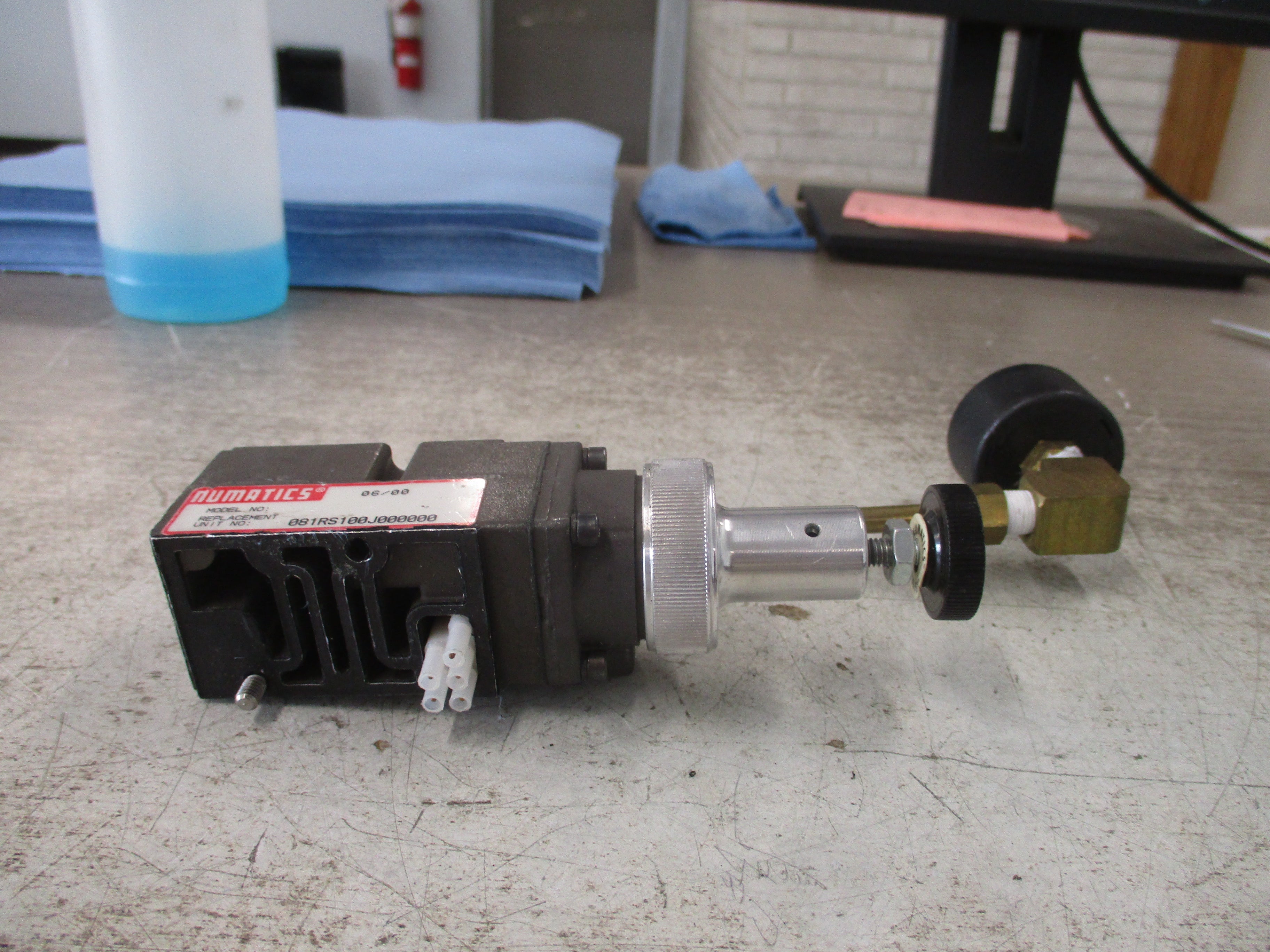 Numatics Pneumatics Regulator 081RS100J000000 W/Gauge *No Cover* Used