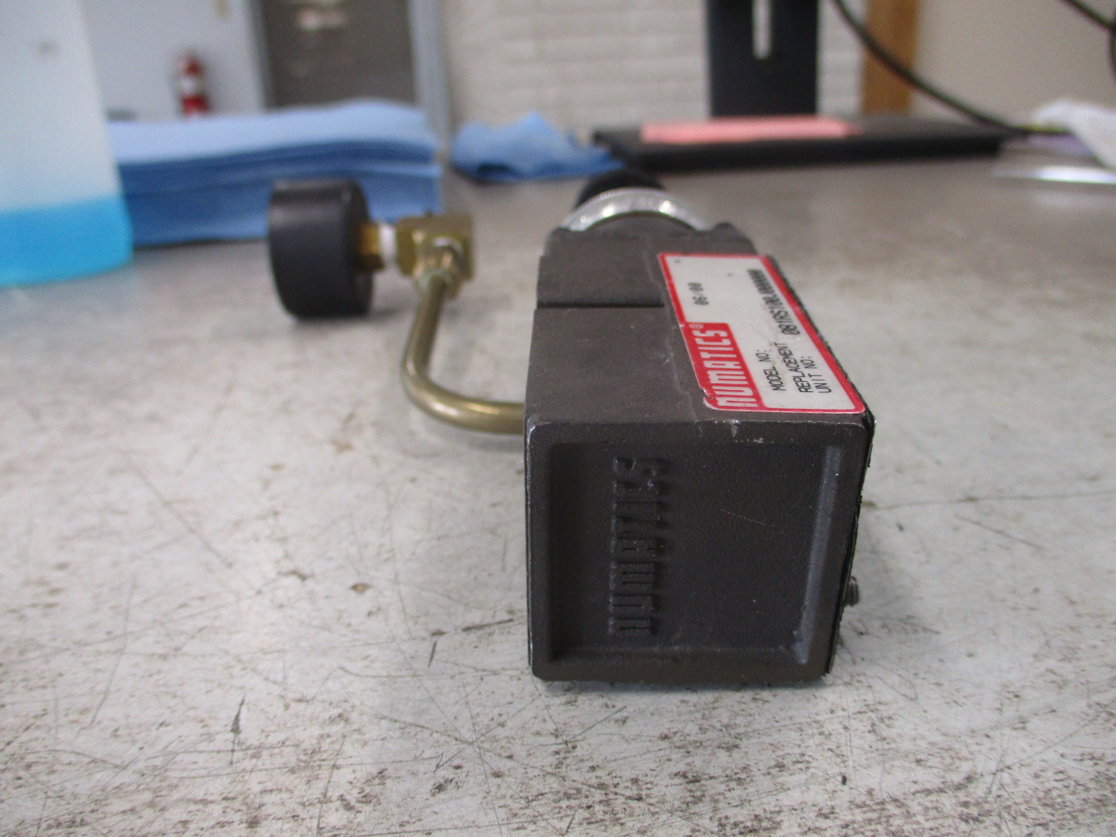 Numatics Pneumatics Regulator 081RS100J000000 W/Gauge *No Cover* Used