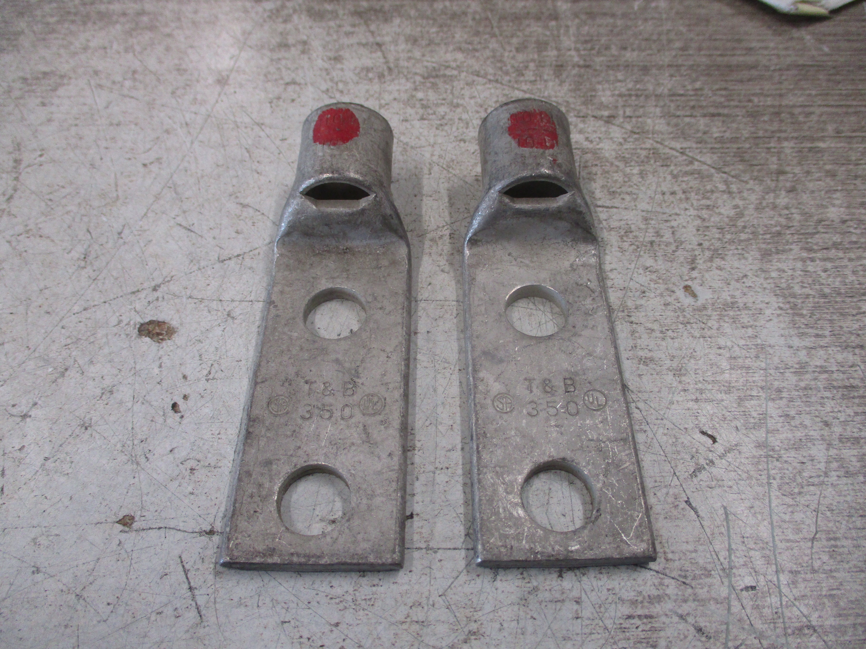 Thomas & Betts Crimp Lug 350 2-Hole 350 MCM *No Box* *Lot of 2* New Surplus