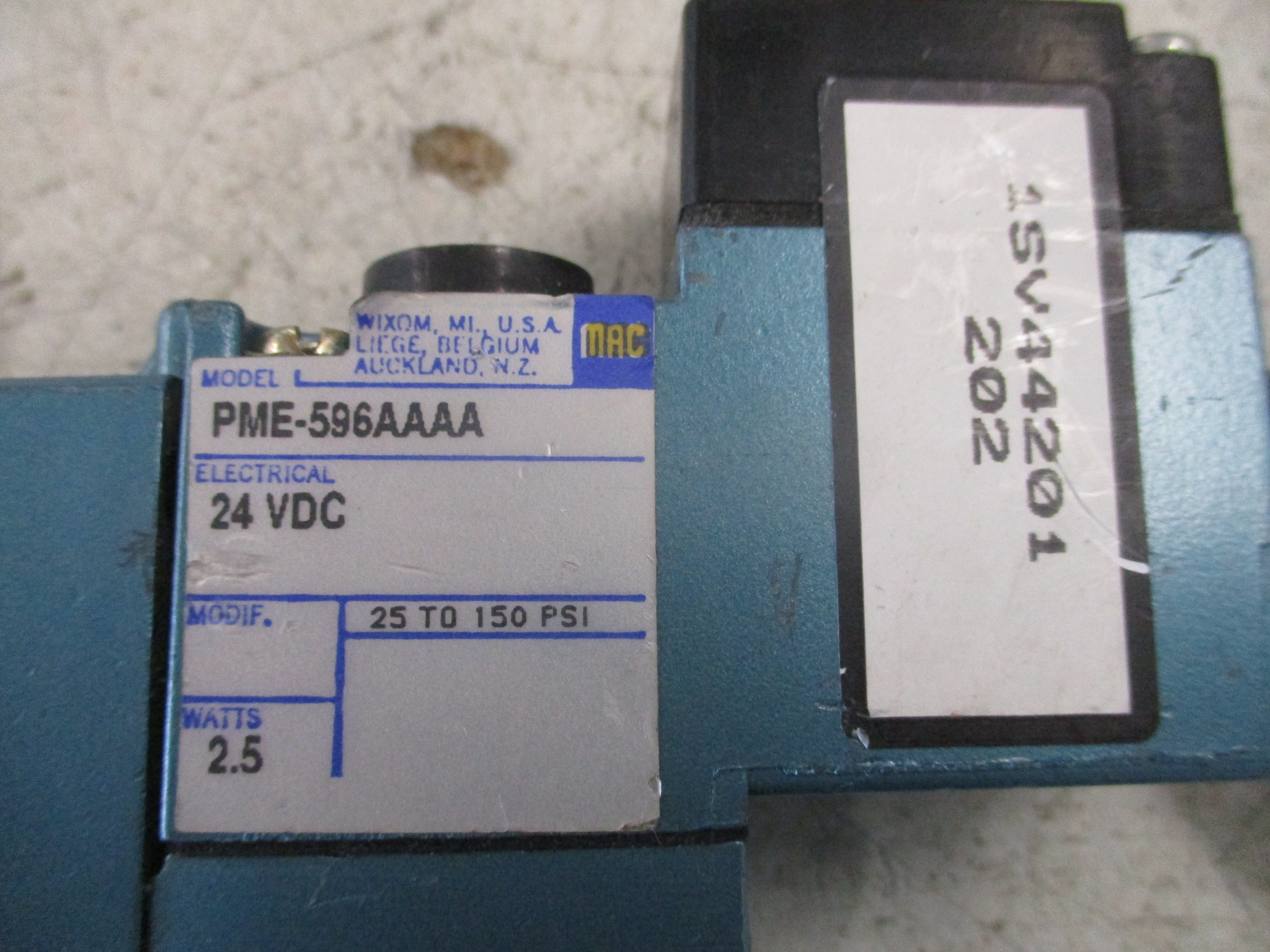 MAC Solenoid Valve 812C-PM-596AA-212 VAC-150 PSI Used