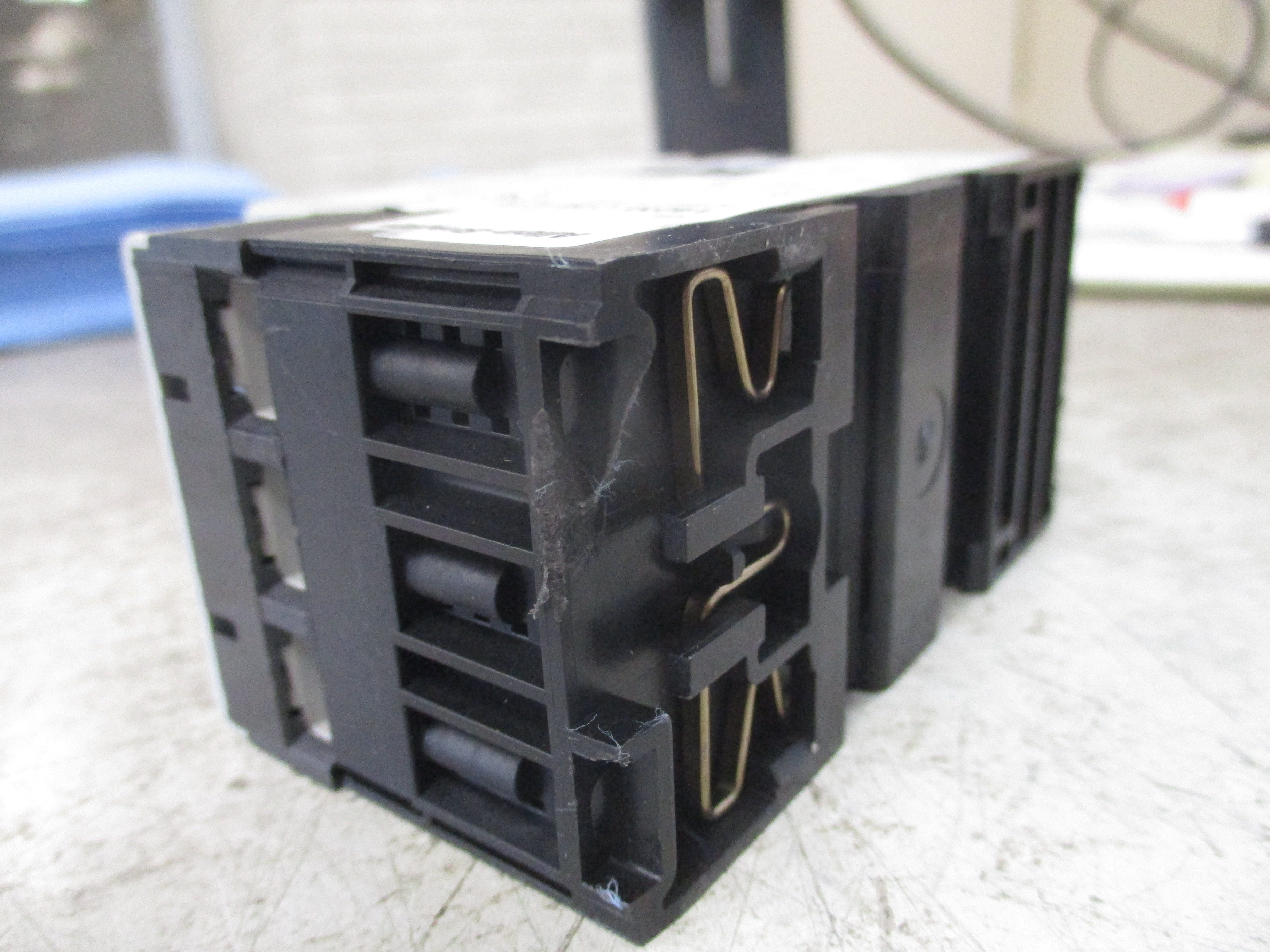 Allen-Bradley Motor Protector 140M-C2E-C16 Ser. C Trip: 10-16A *Chipped Base*