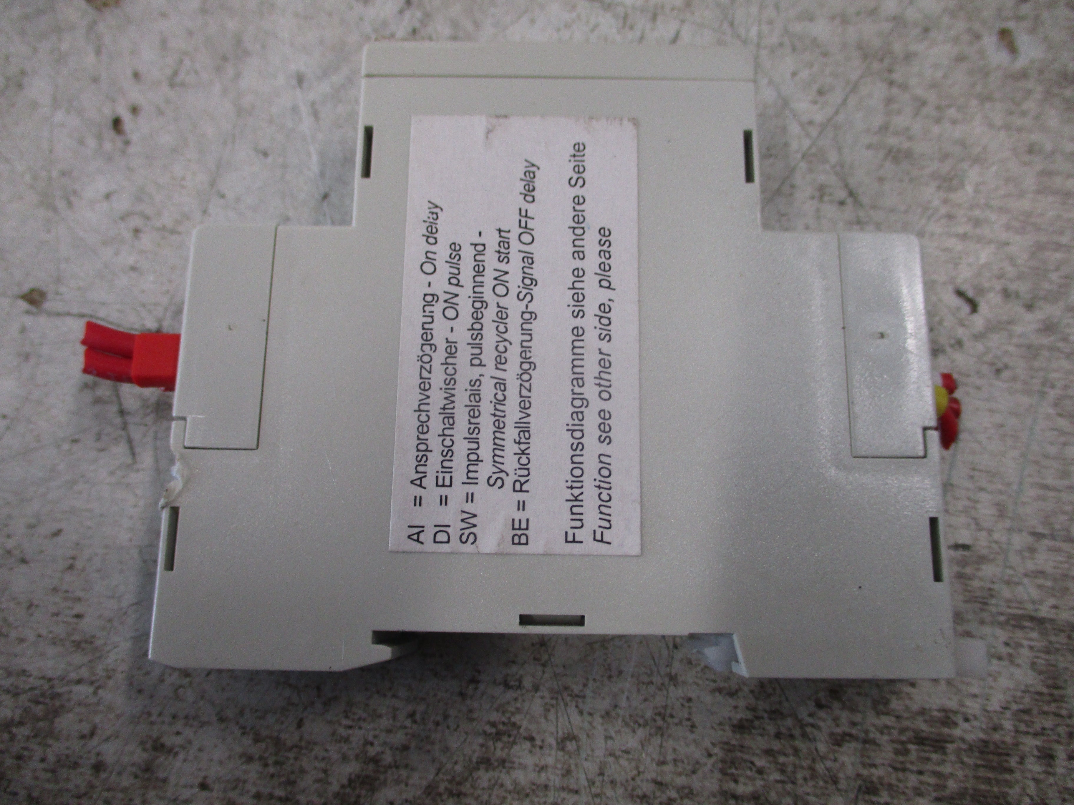 Finder Time Delay Relay 8201 0240 0000 Time: 0.05s-10h *Chipped Base* Used