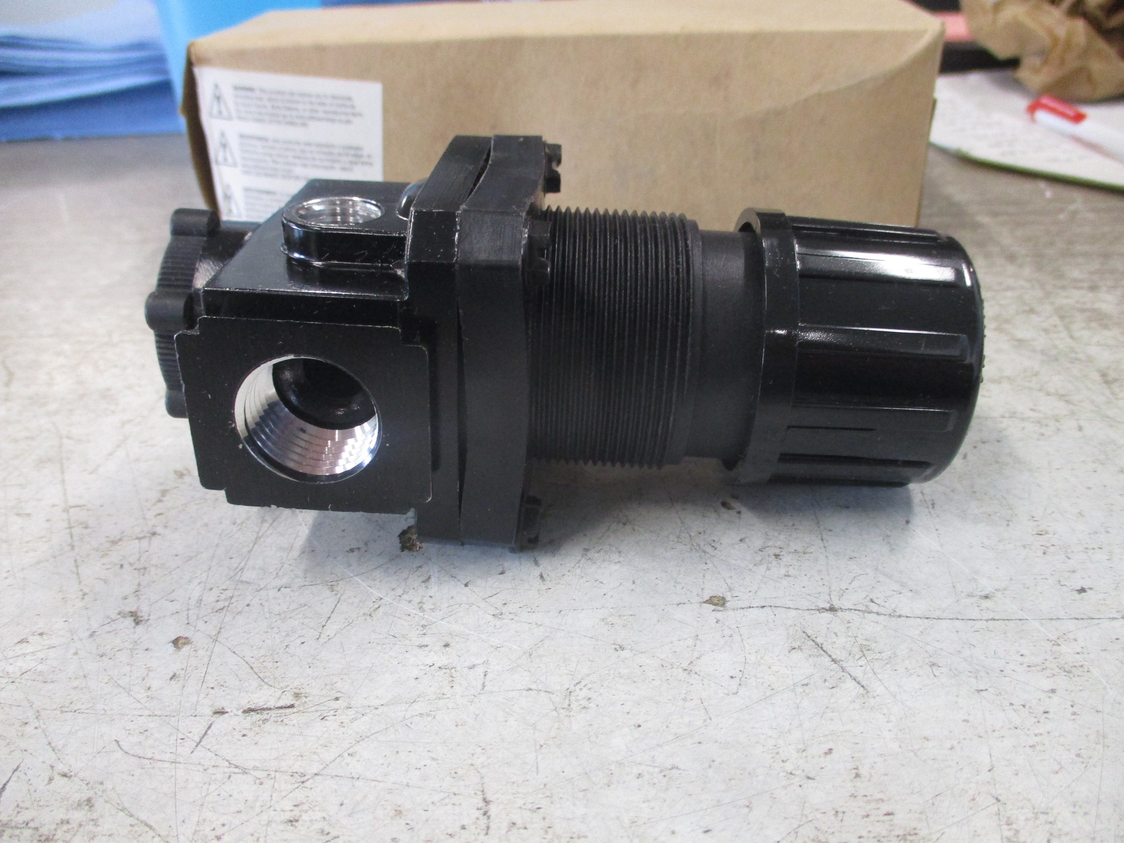 Arrow pneumatics Regulator R354 1/2" *Missing Plug & Cover* New Surplus