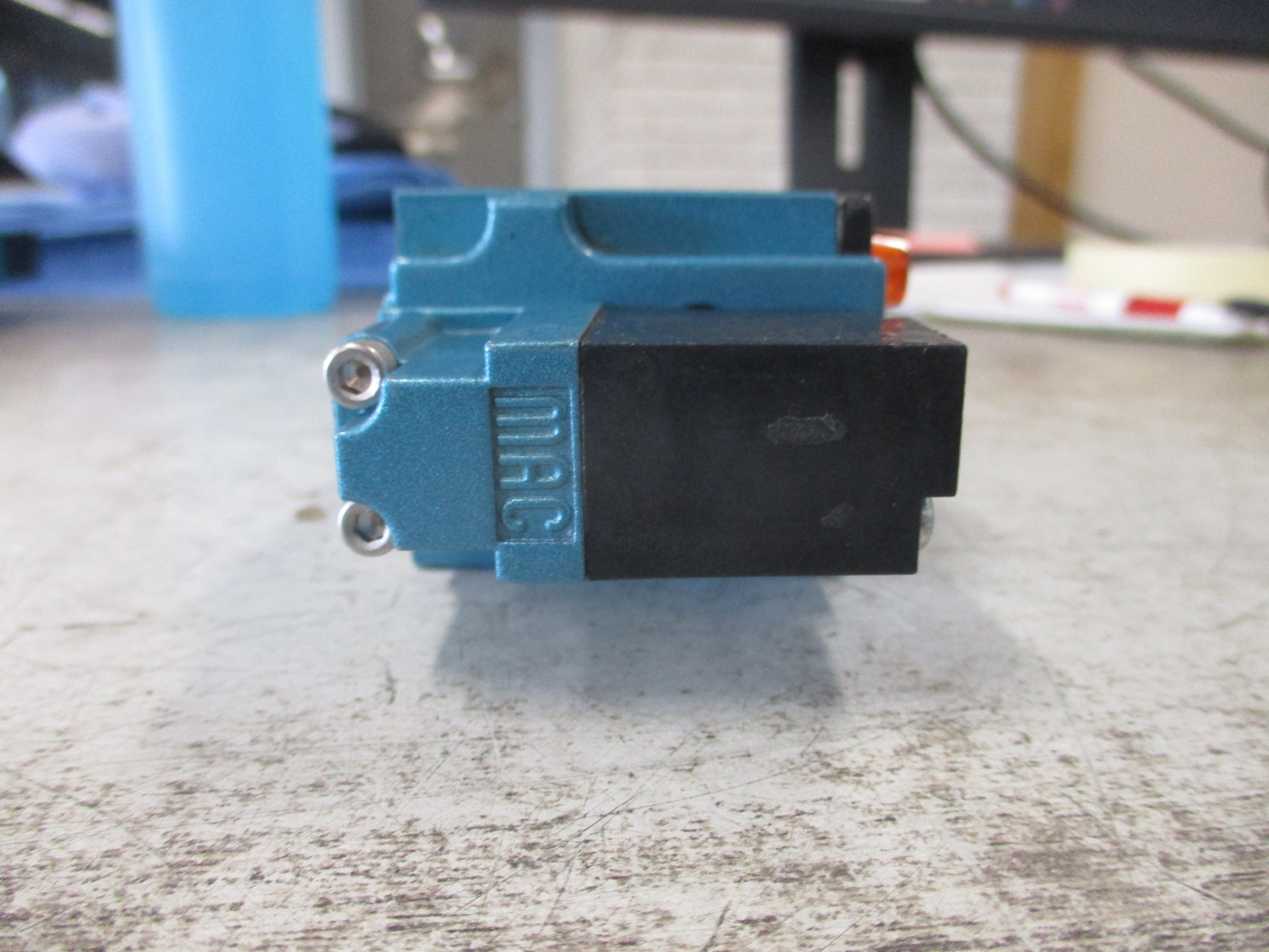 MAC Solenoid Valve 82A-BC-000-TM-DAAP-3DA VAC-150PSI Used