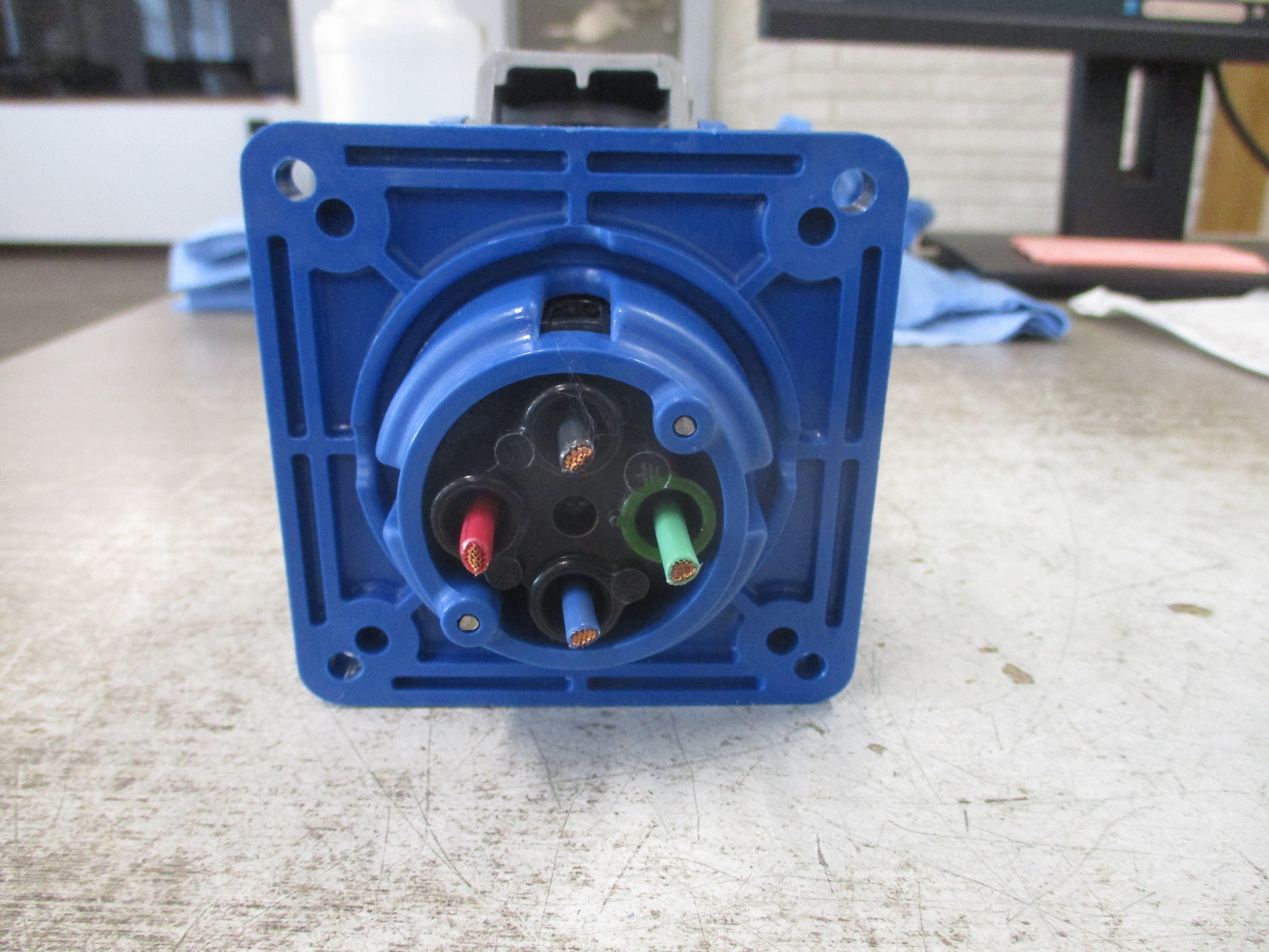 Hubbell Receptacle 430R9W 30A 250V 3Ph Used