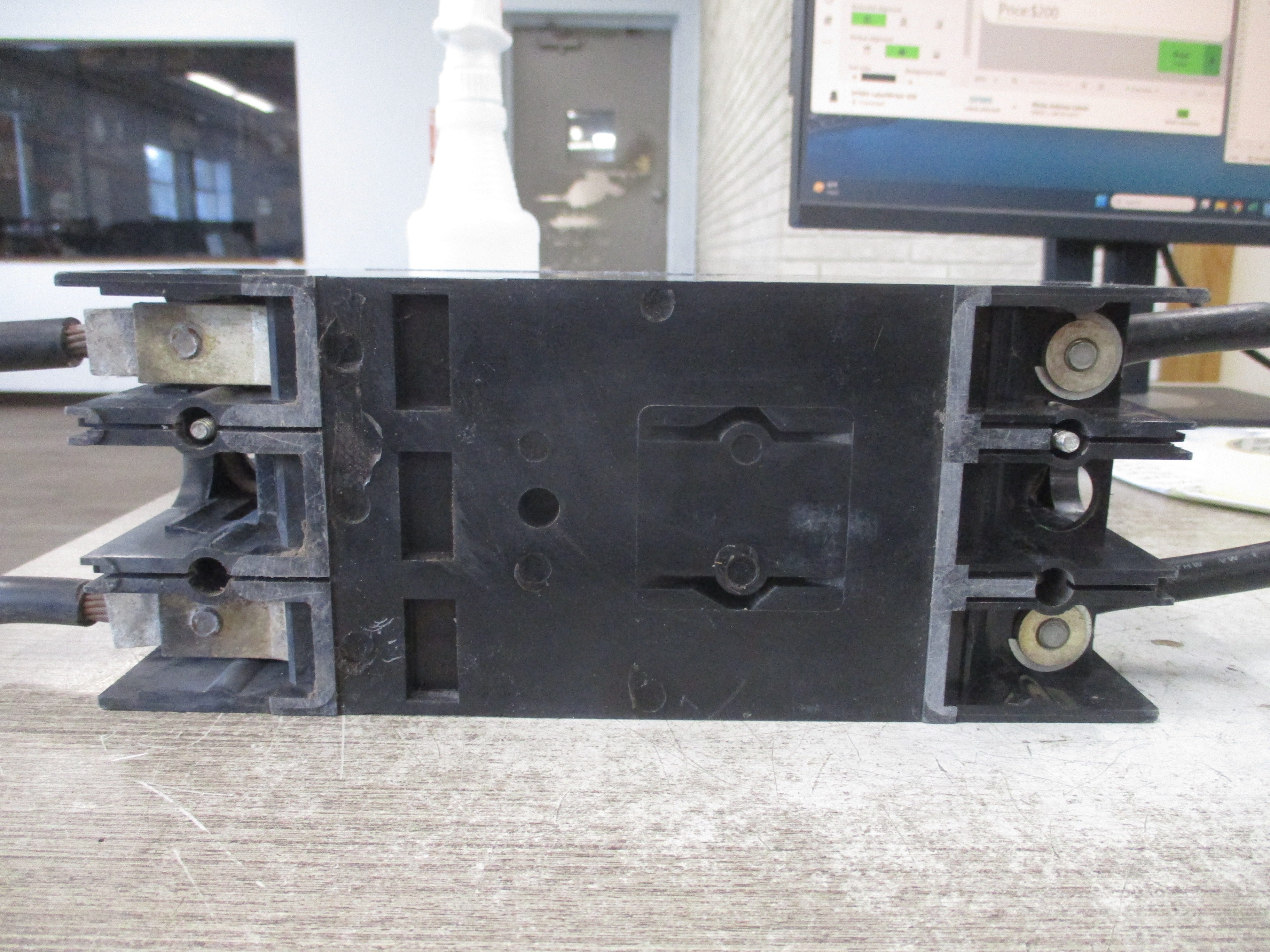 GE Circuit Breaker TFJ224100 100A 480V 2P (3) Mounting Screws Used