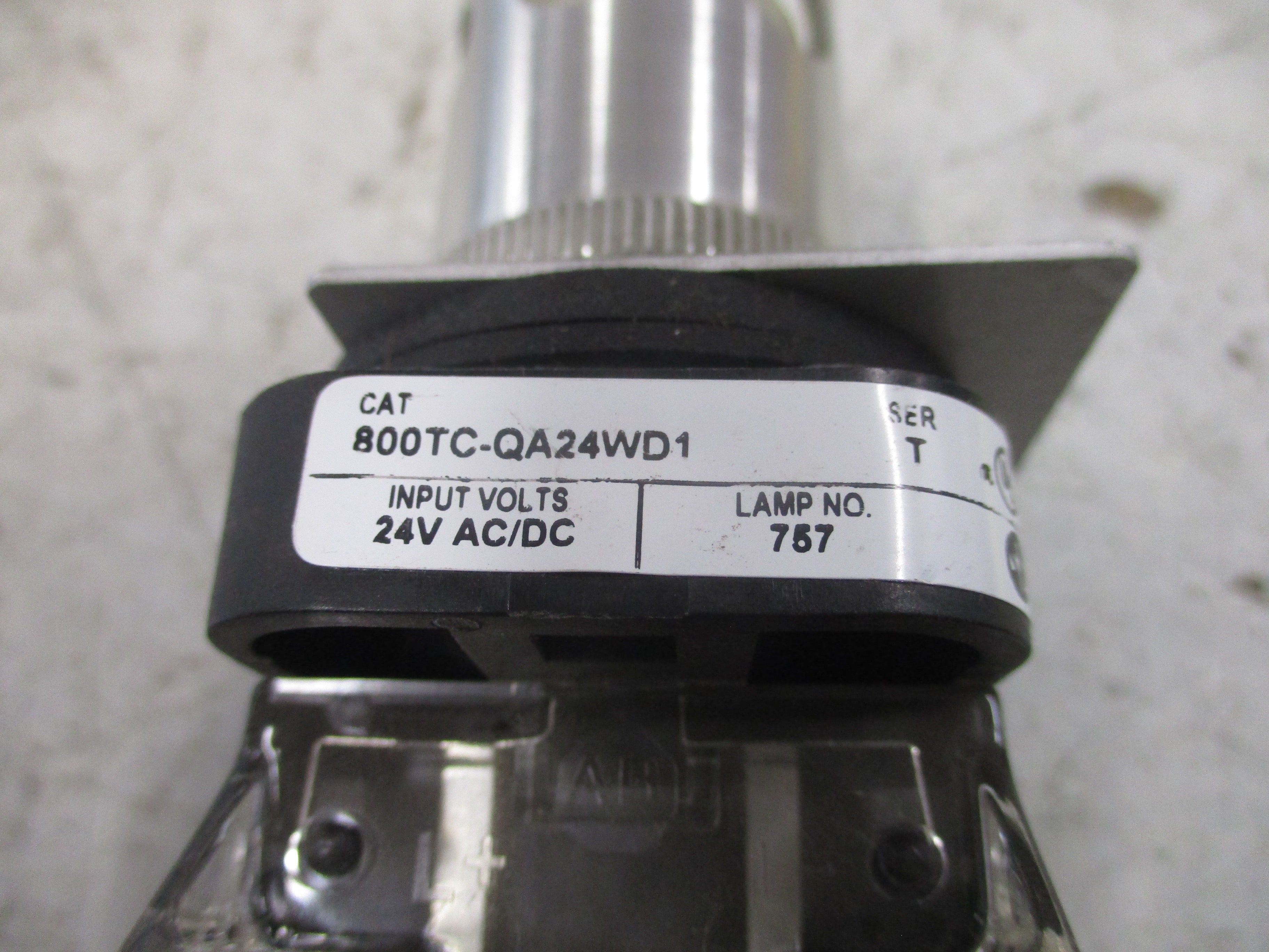 Allen-Bradley Illuminated Push Button 800TC-QA24WD1 Ser. T White 24V Used