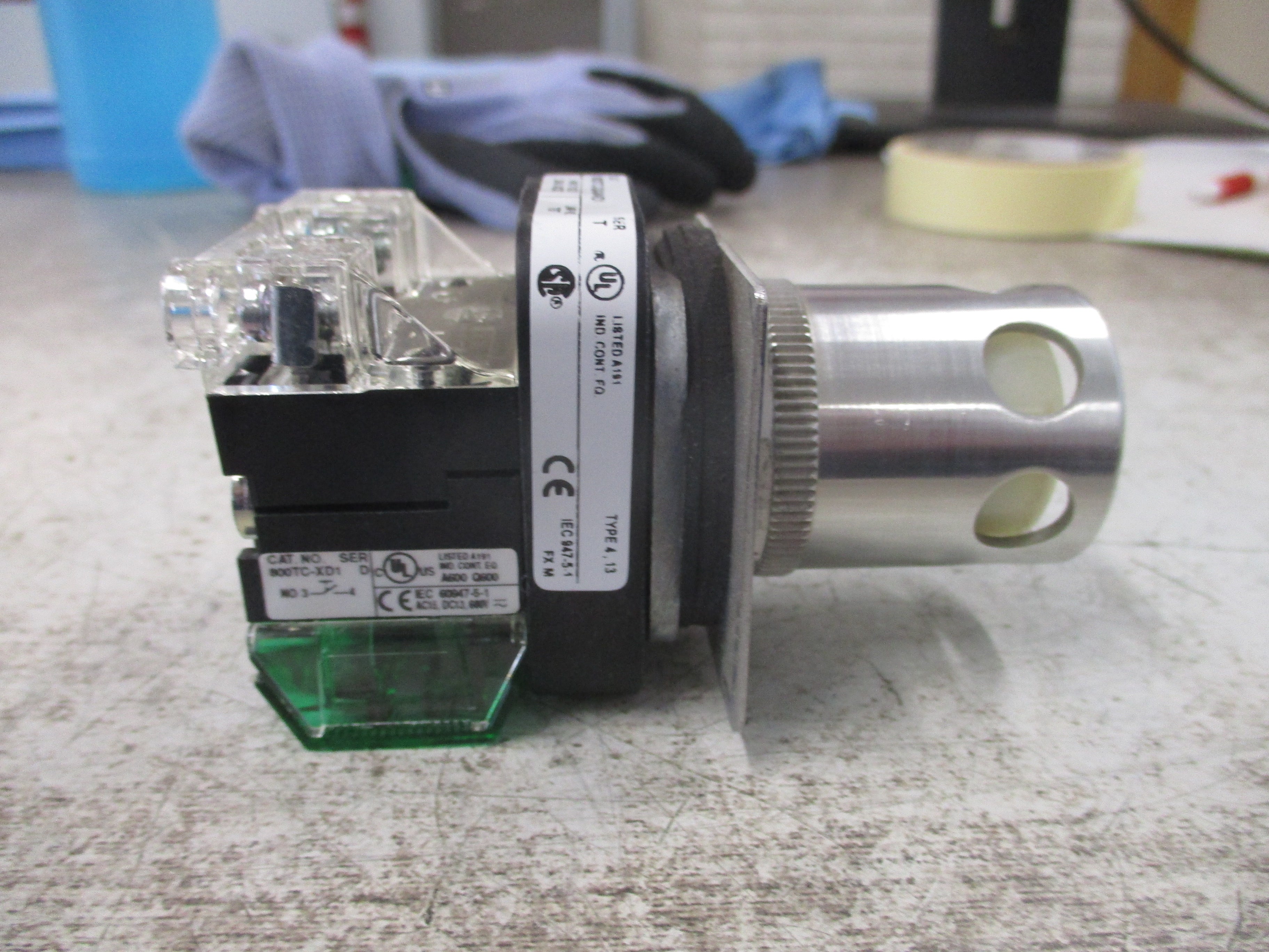 Allen-Bradley Illuminated Push Button 800TC-QA24WD1 Ser. T White 24V Used