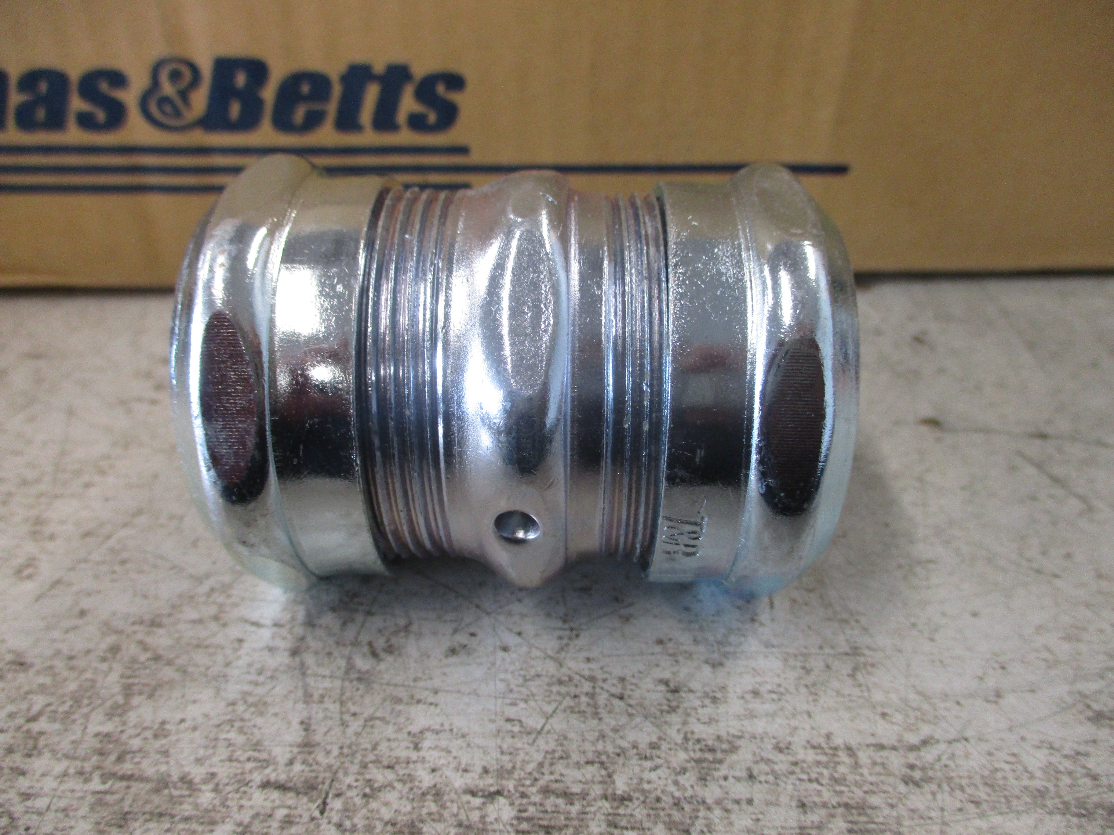 Thomas & Betts Compression Coupling TK114A 1 1/4" For EMT Coupling *Box of 15*