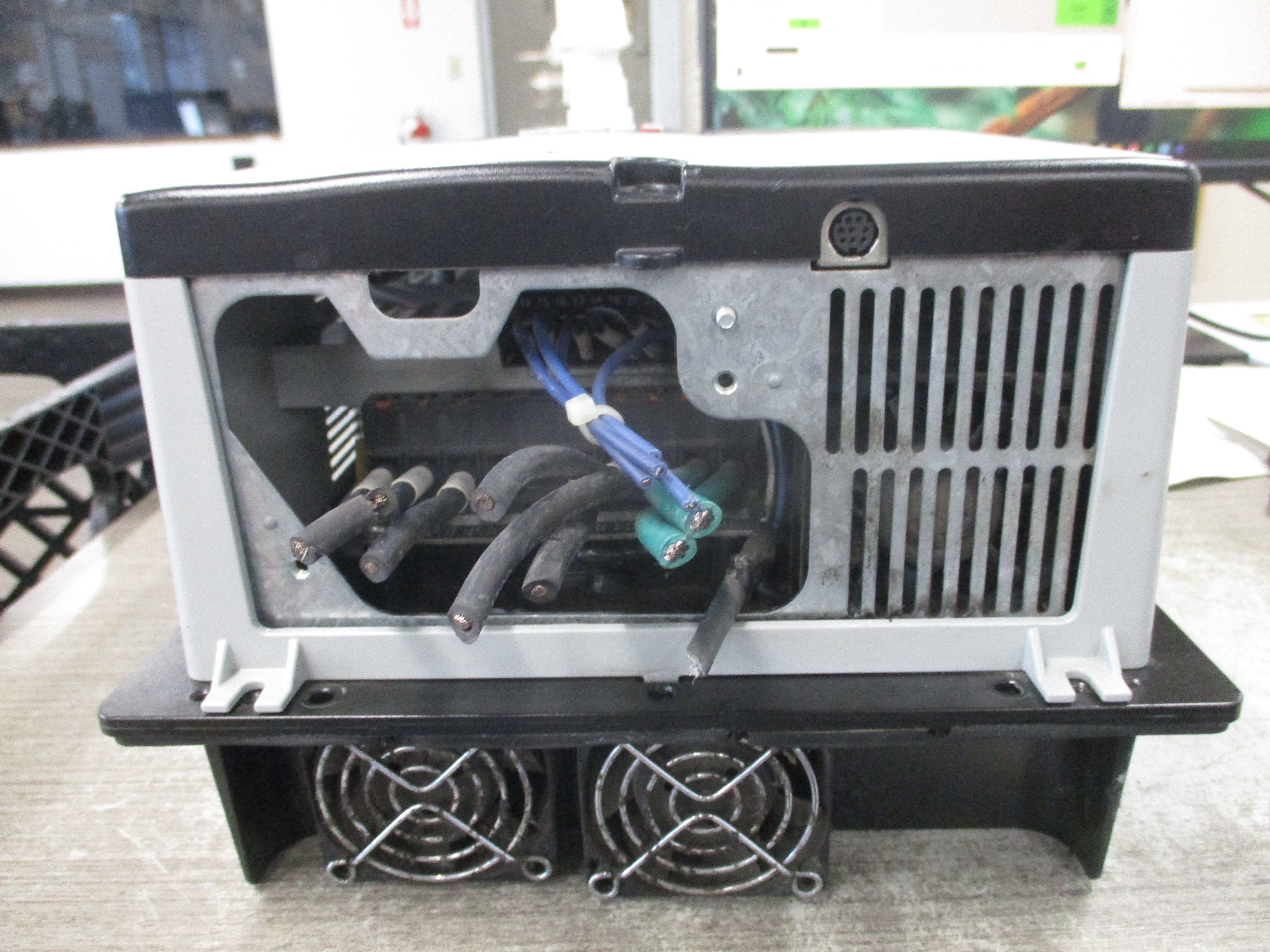 Allen-Bradley PowerFlex 70 AC Drive 20AD027F0AYNANNN 20HP 3Ph