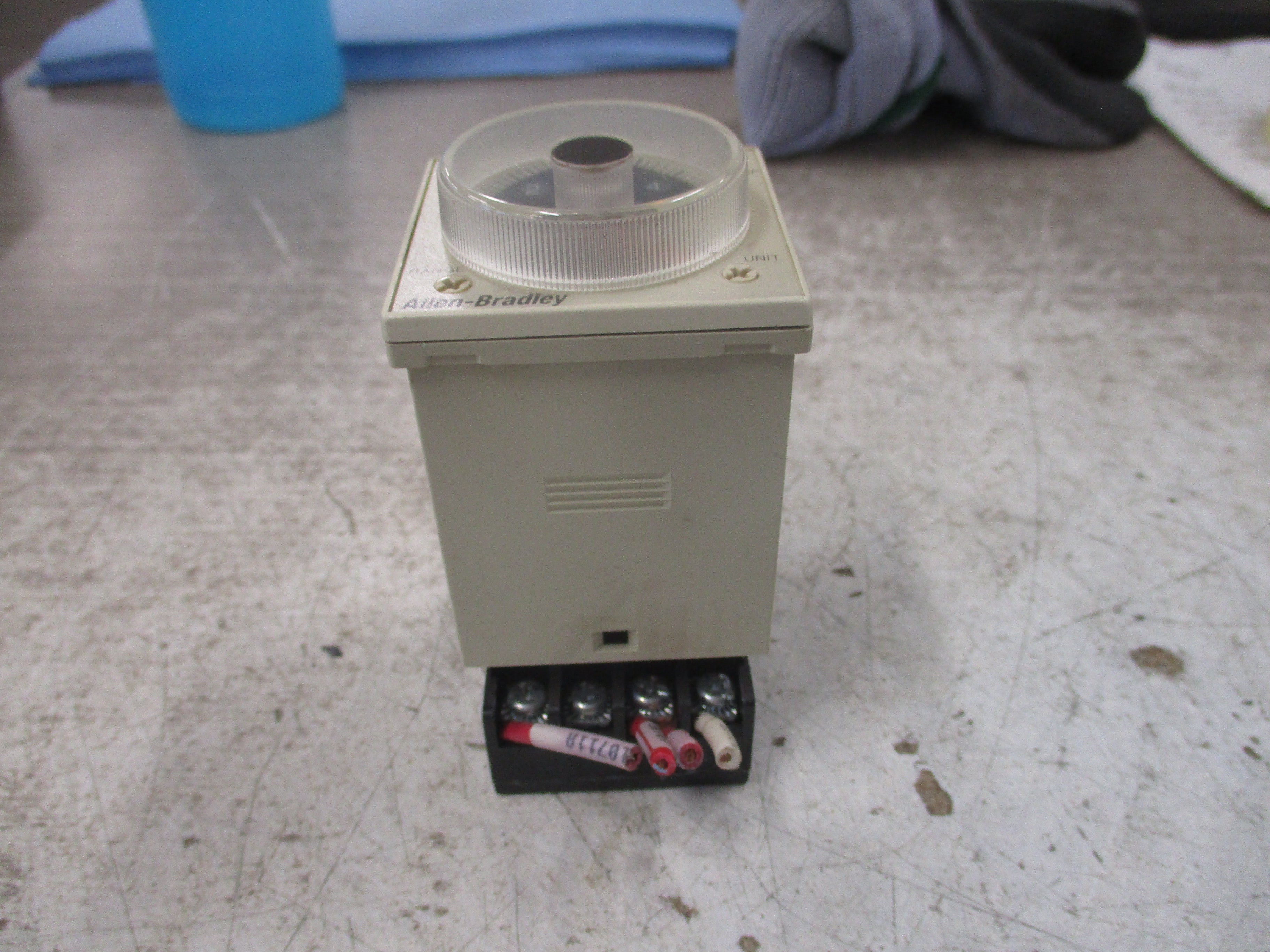 Allen-Bradley On Delay Timing Relay 700-HRM12TA17 Ser. B 100-240V 50/60Hz W/Base