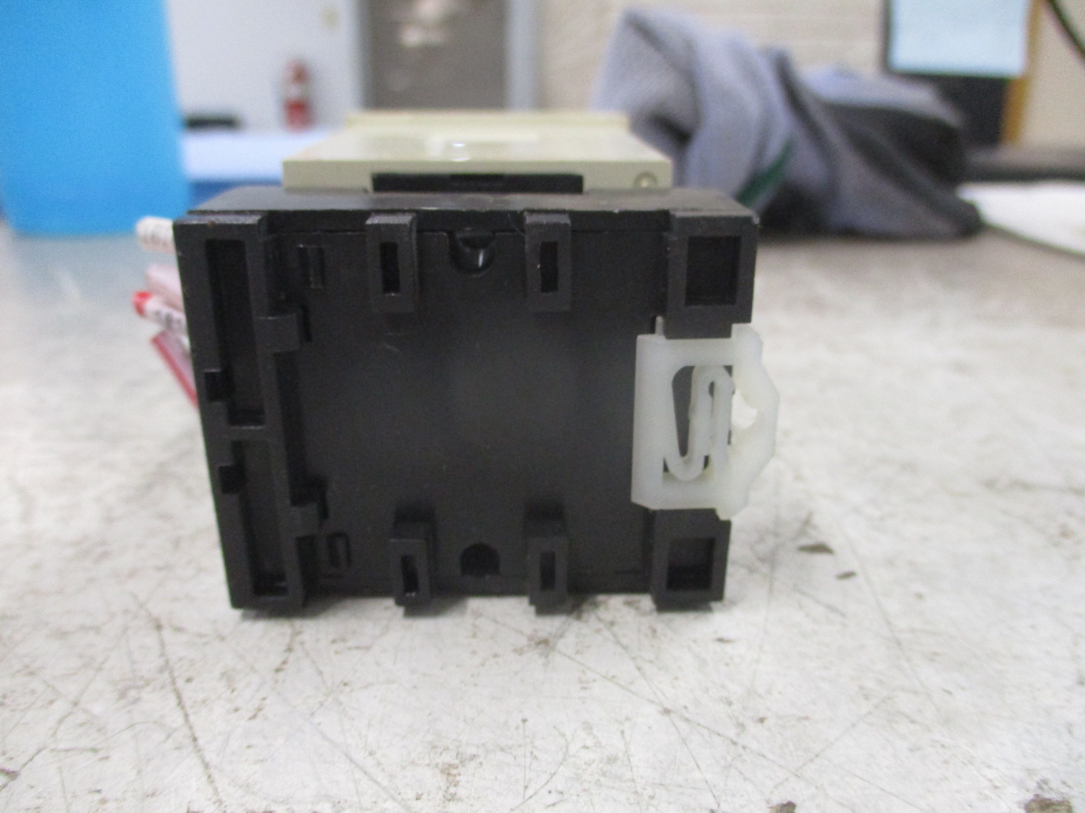 Allen-Bradley On Delay Timing Relay 700-HRM12TA17 Ser. B 100-240V 50/60Hz W/Base