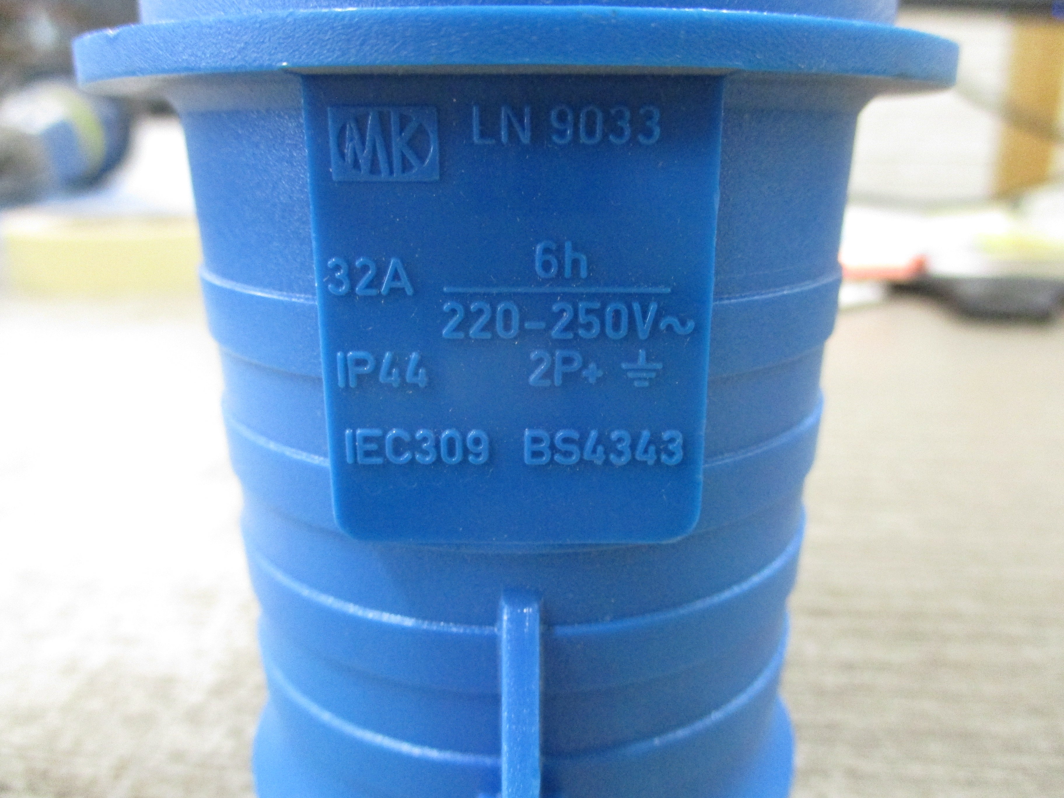 MK Plug LN 9033 32A 220-240V 2P Used